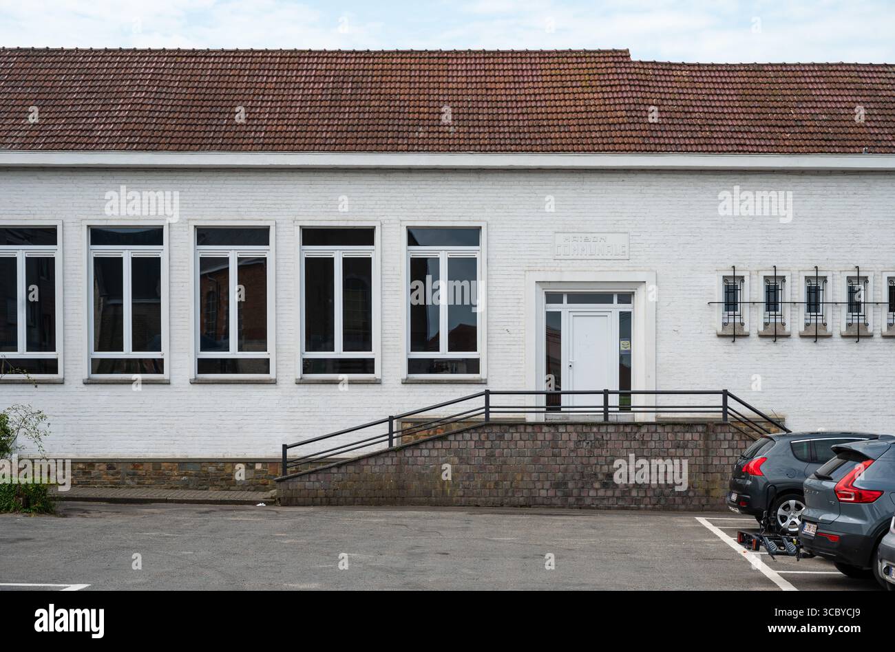 Altes Gemeindehaus des Dorfes Ophain-Bois-Seigneur-Isaac, Brabant Wallon, Belgien 14. Juli 2025 Stockfoto