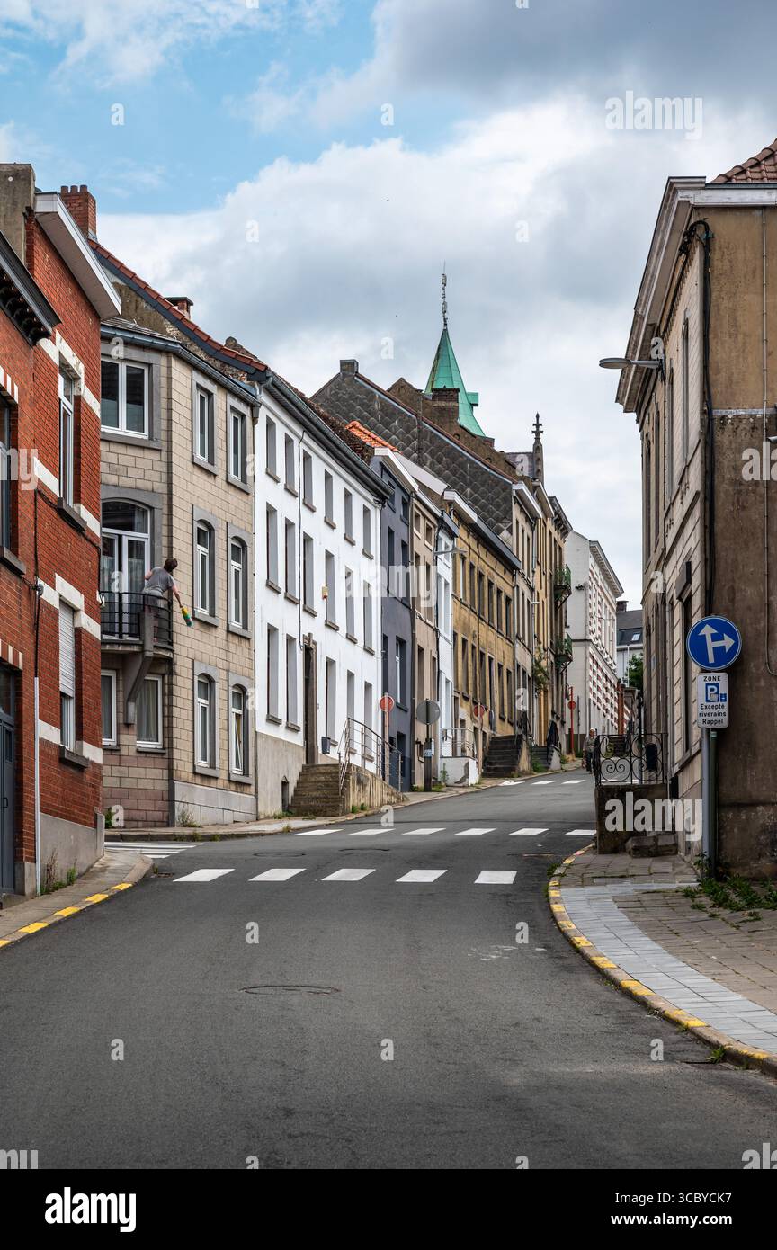 Steile historische Straße in der Altstadt von Braine L'Alleud, Brabant Wallon, Belgien 14. Juli 2025 Stockfoto
