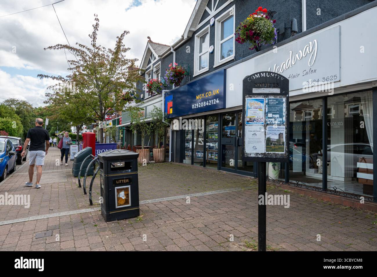 Geschäfte und Unternehmen in Station Road, Radyr (Radur in Walisisch), einem Vorort von Cardiff, Südwales, Großbritannien Stockfoto