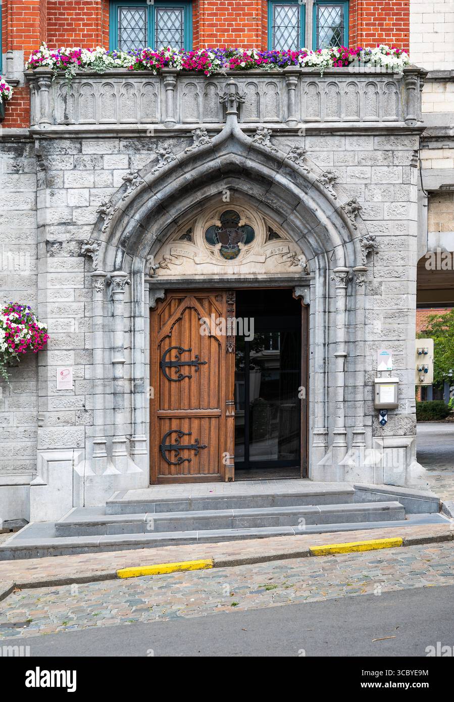 Historisches Rathaus oder Hotel im Stadtzentrum von Braine L Alleud, Brabant Wallon, Belgien 14. Juli 2025 Stockfoto