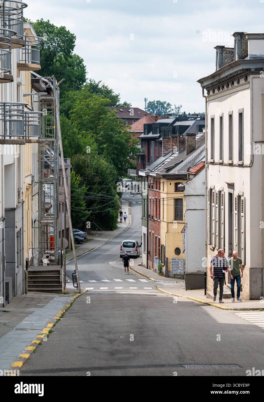 Steile historische Straße in der Altstadt von Braine L Alleud, Brabant Wallon, Belgien 14. Juli 2025 Stockfoto