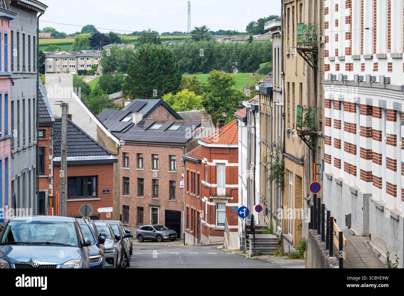 Steile historische Straße in der Altstadt von Braine L Alleud, Brabant Wallon, Belgien 14. Juli 2025 Stockfoto