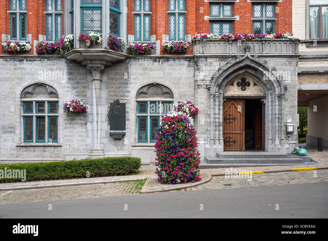 Historisches Rathaus oder Hotel im Stadtzentrum von Braine L Alleud, Brabant Wallon, Belgien 14. Juli 2025 Stockfoto