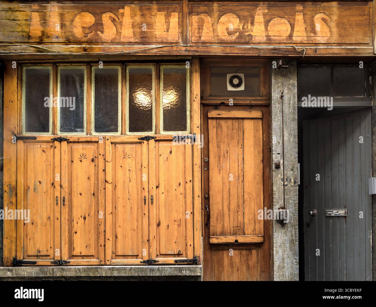 Alte, abgestreifte Kiefernfenster und Fensterläden im Haus in Brüssel, Belgien. Stockfoto