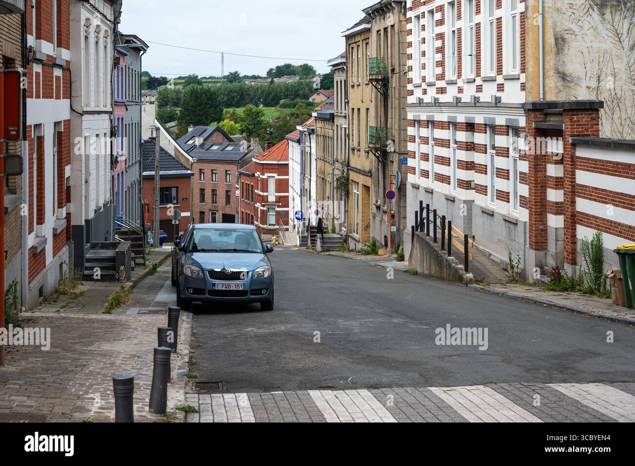 Steile historische Straße in der Altstadt von Braine L Alleud, Brabant Wallon, Belgien 14. Juli 2025 Stockfoto