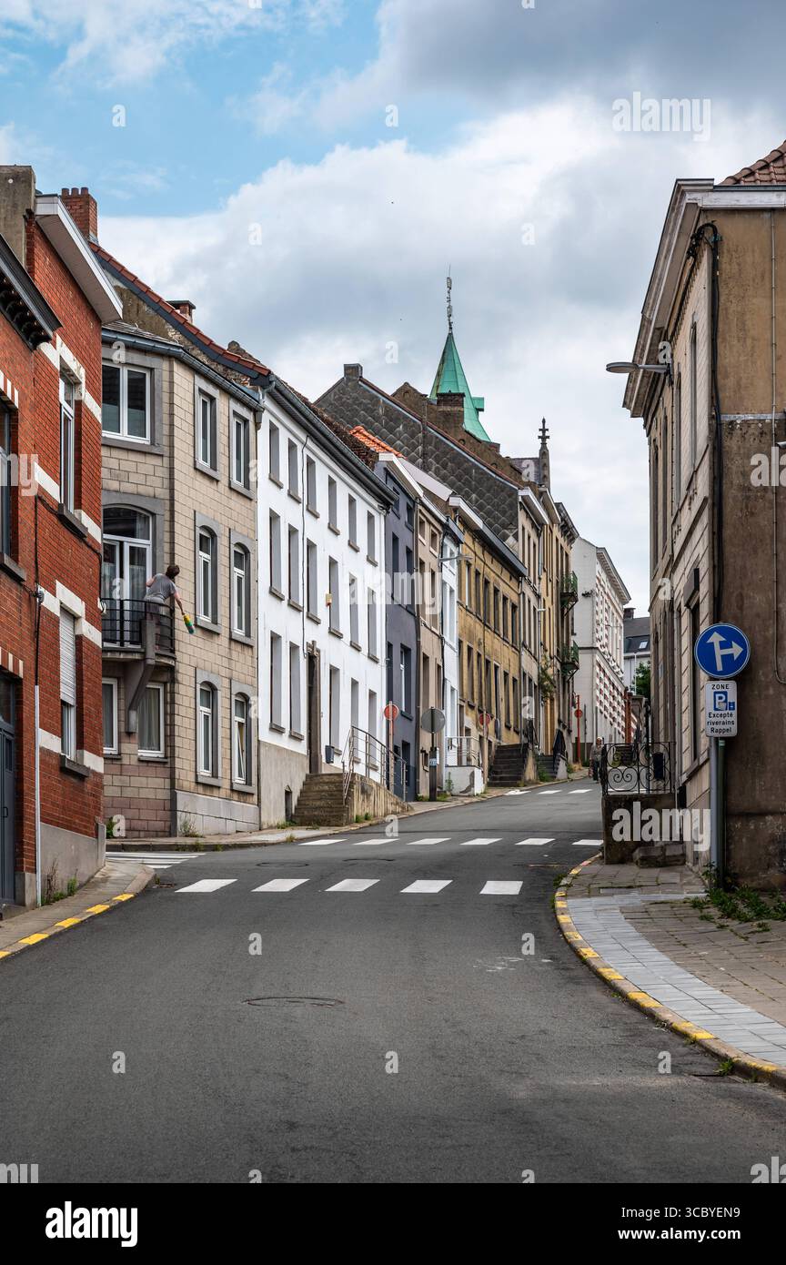 Steile historische Straße in der Altstadt von Braine L Alleud, Brabant Wallon, Belgien 14. Juli 2025 Stockfoto