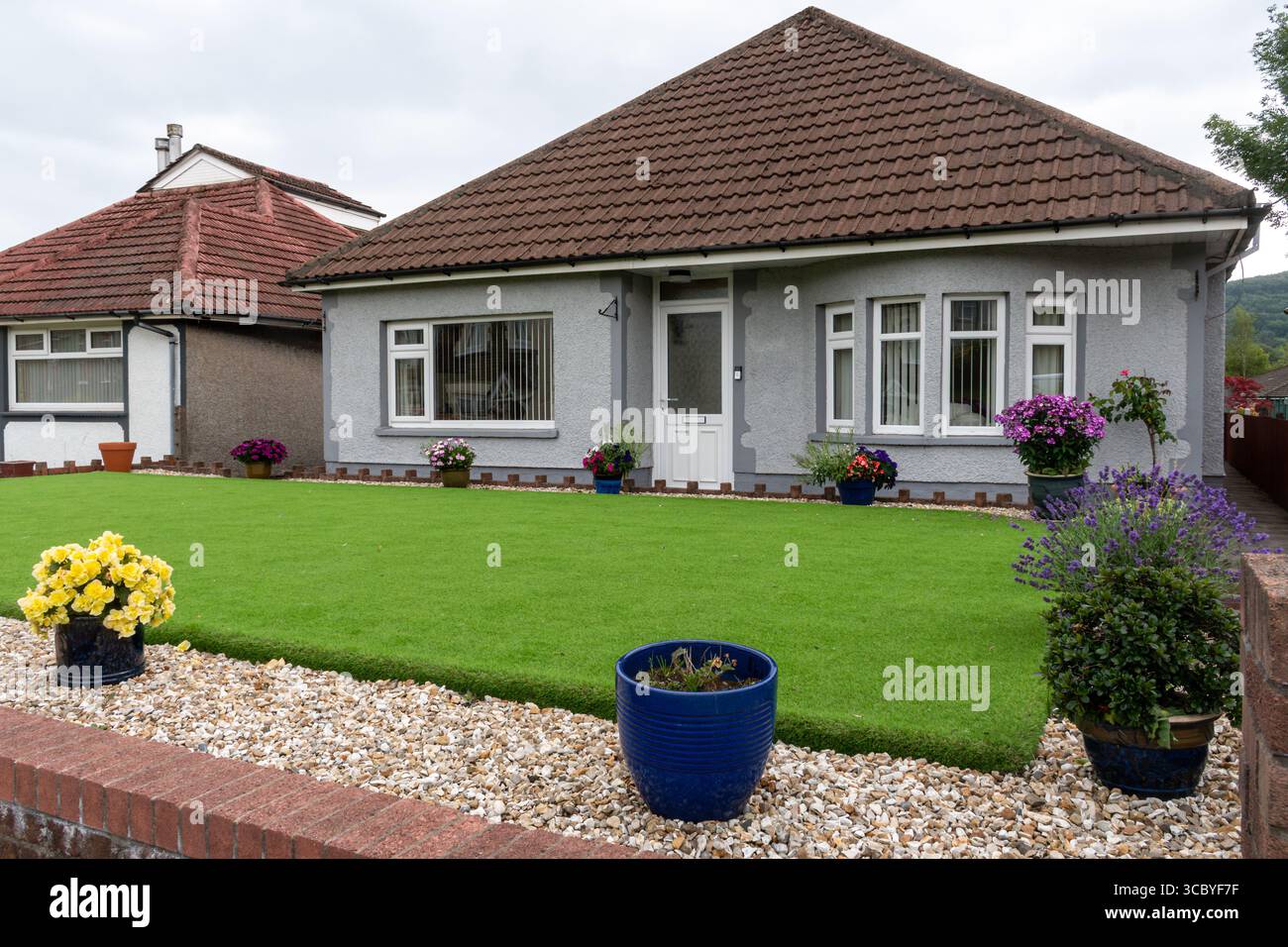 Bungalow mit Plastikrasen, Kunstrasen, Wales, Großbritannien Stockfoto