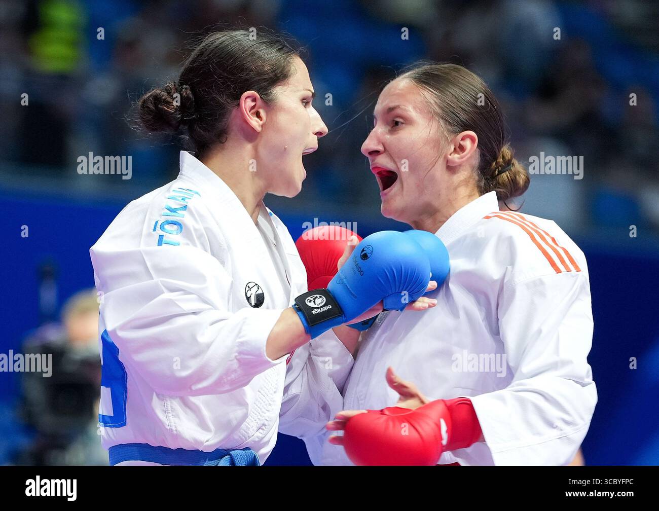 Chengdu, Chinas Provinz Sichuan. August 2025. Elena Norina Quirici (L) aus der Schweiz tritt gegen Iryna Zaretska aus Aserbaidschan bei der 68 kg schweren Endmedaille des Karate-Events bei den World Games 2025 in Chengdu, südwestchinesischer Provinz Sichuan, 9. August 2025 an. Quelle: Jiang Hongjing/Xinhua/Alamy Live News Stockfoto