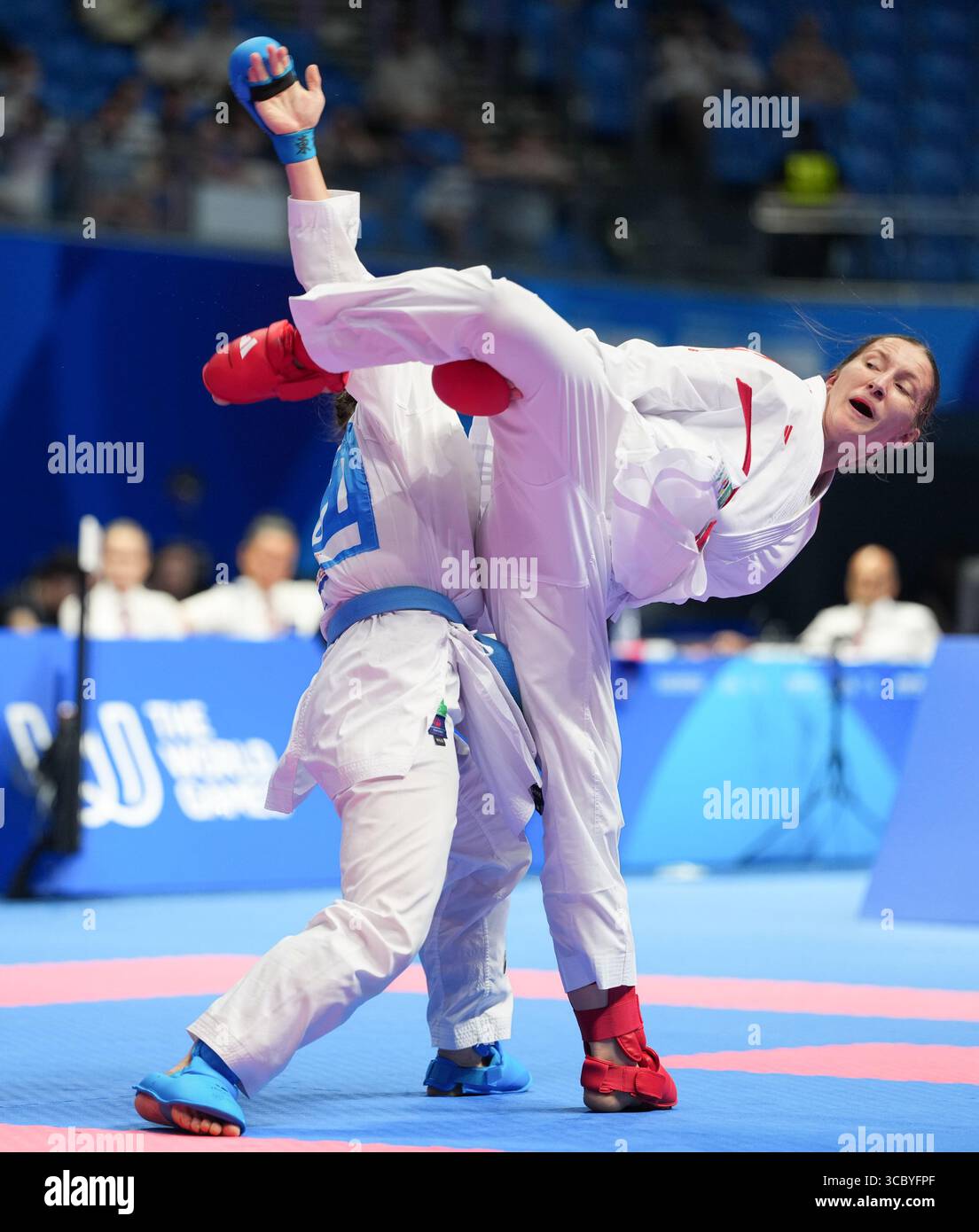 Chengdu, Chinas Provinz Sichuan. August 2025. Elena Norina Quirici (L) aus der Schweiz tritt gegen Iryna Zaretska aus Aserbaidschan bei der 68 kg schweren Endmedaille des Karate-Events bei den World Games 2025 in Chengdu, südwestchinesischer Provinz Sichuan, 9. August 2025 an. Quelle: Jiang Hongjing/Xinhua/Alamy Live News Stockfoto