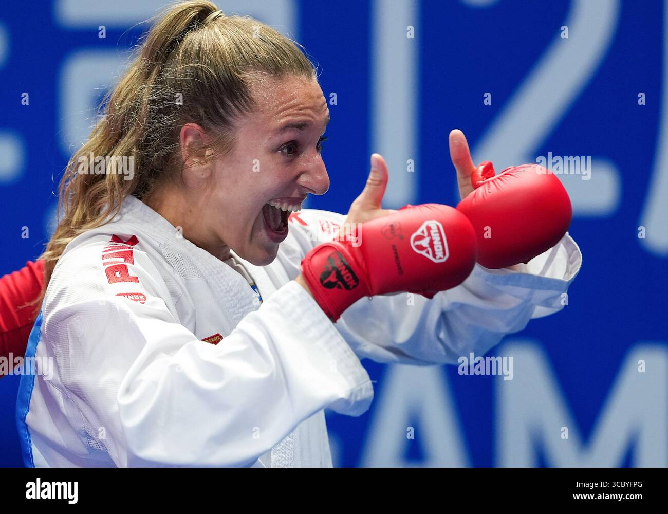 Chengdu, Chinas Provinz Sichuan. August 2025. Johanna Kneer aus Deutschland feiert nach der Niederlage gegen Maria Torres Garcia aus Spanien beim 68 kg-Finale des Karate-Events bei den World Games 2025 in Chengdu, südwestchinesischer Provinz Sichuan, 9. August 2025. Quelle: Jiang Hongjing/Xinhua/Alamy Live News Stockfoto