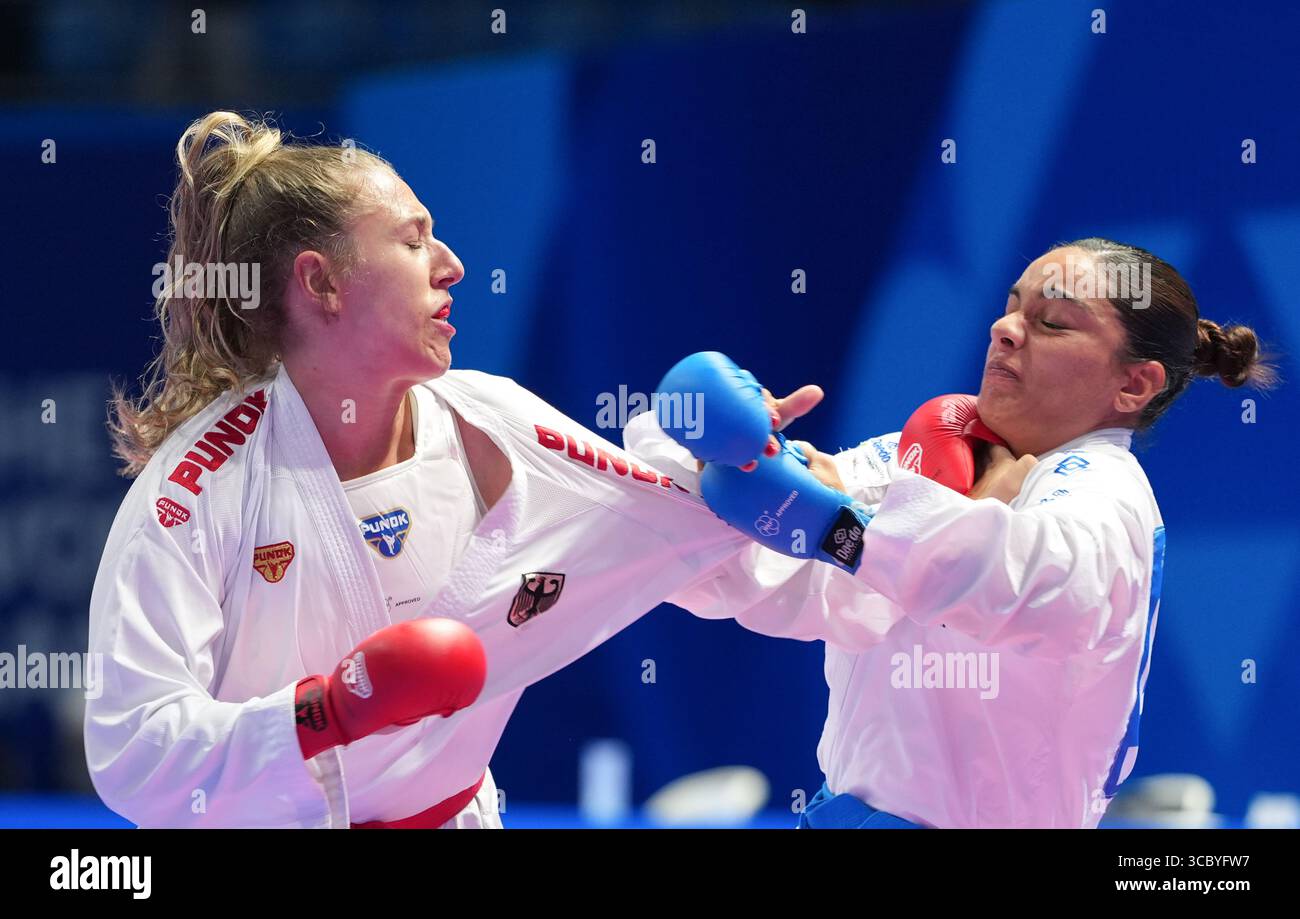 Chengdu, Chinas Provinz Sichuan. August 2025. Johanna Kneer (L) aus Deutschland tritt gegen Maria Torres Garcia aus Spanien bei den Weltmeisterschaften 2025 in Chengdu, südwestchinesischer Provinz Sichuan, am 9. August 2025 bei den Weltmeisterschaften des Karate-Turniers 68 kg Kumit an. Quelle: Jiang Hongjing/Xinhua/Alamy Live News Stockfoto