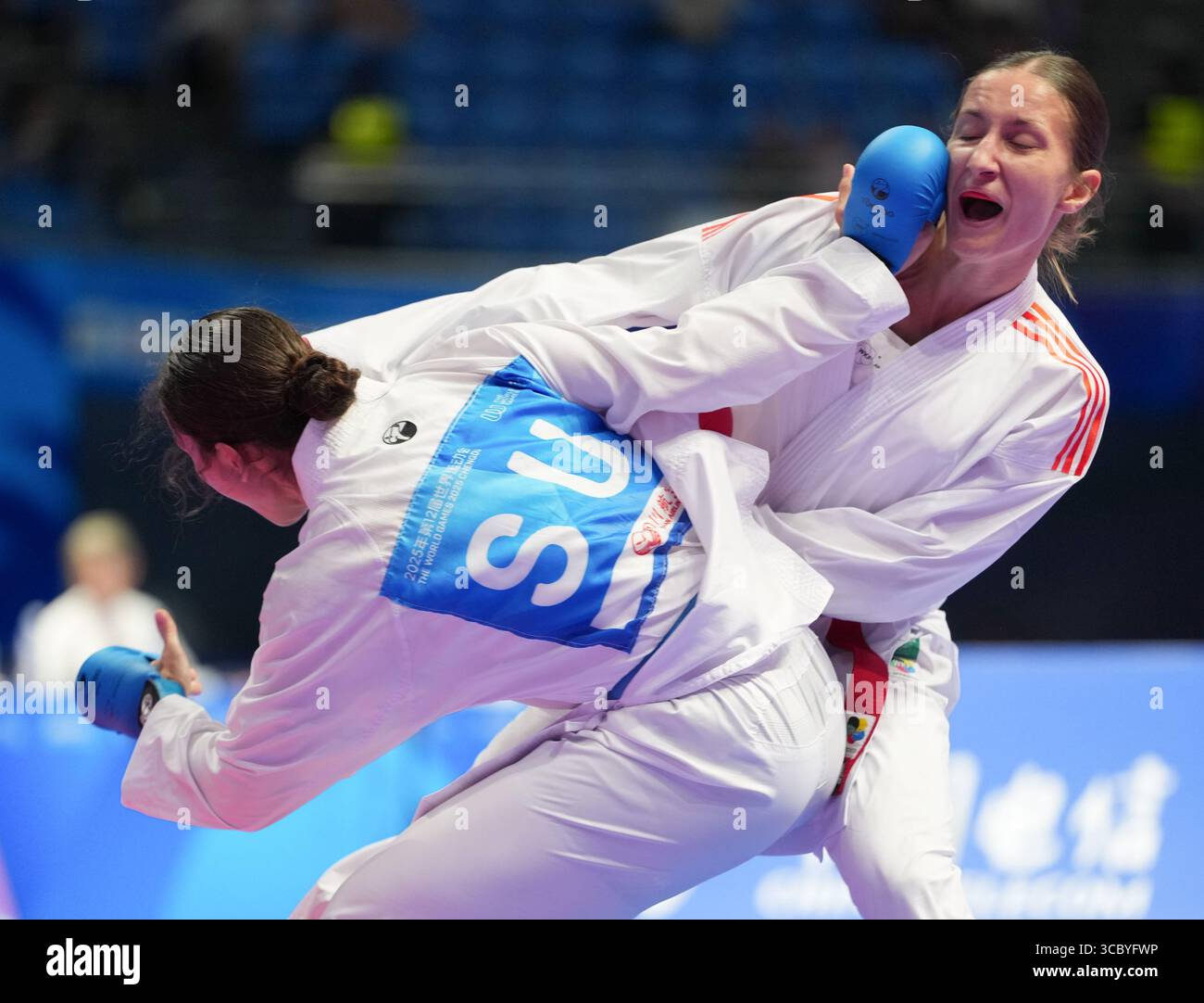 Chengdu, Chinas Provinz Sichuan. August 2025. Elena Norina Quirici (L) aus der Schweiz tritt gegen Iryna Zaretska aus Aserbaidschan bei der 68 kg schweren Endmedaille des Karate-Events bei den World Games 2025 in Chengdu, südwestchinesischer Provinz Sichuan, 9. August 2025 an. Quelle: Jiang Hongjing/Xinhua/Alamy Live News Stockfoto