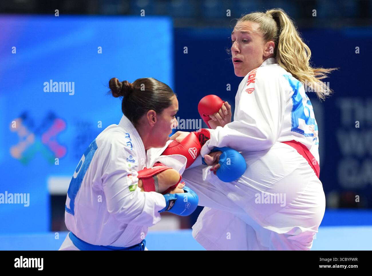 Chengdu, Chinas Provinz Sichuan. August 2025. Johanna Kneer (R) aus Deutschland tritt gegen Maria Torres Garcia aus Spanien bei den Weltmeisterschaften 2025 in Chengdu, südwestchinesischer Provinz Sichuan, am 9. August 2025 bei den Weltmeisterschaften des Karate-Turniers 68 kg Kumit an. Quelle: Jiang Hongjing/Xinhua/Alamy Live News Stockfoto