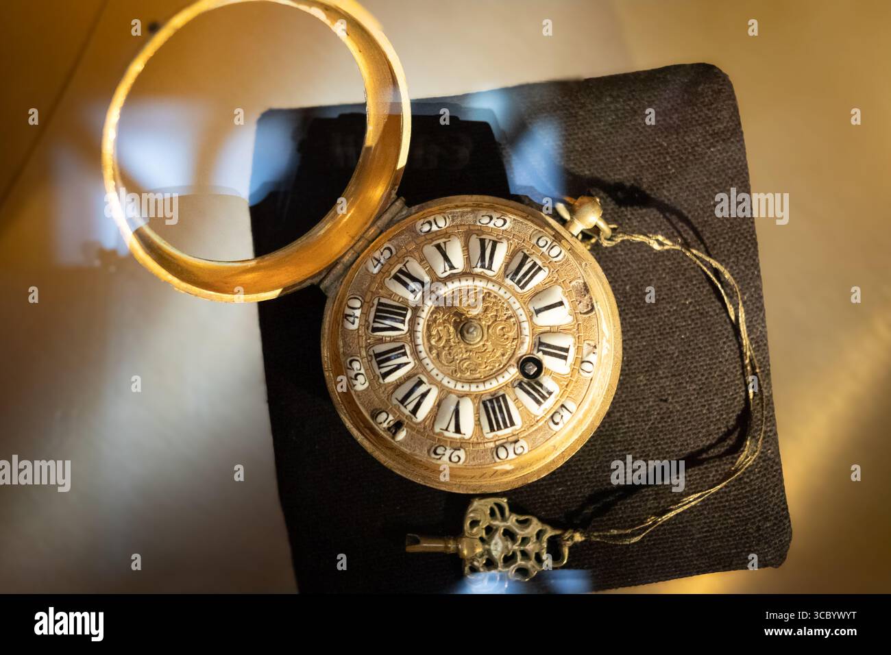 Antike Taschenuhr mit offenem Deckel und feiner Kette Stockfoto