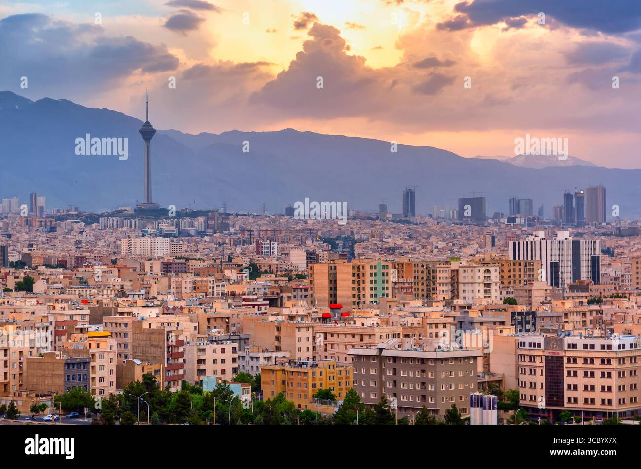 Wunderschönes Panorama des Sonnenuntergangs in der Stadt Teheran, Berge und Milad Tower während des farbenfrohen Sonnenuntergangs im Iran. Stockfoto