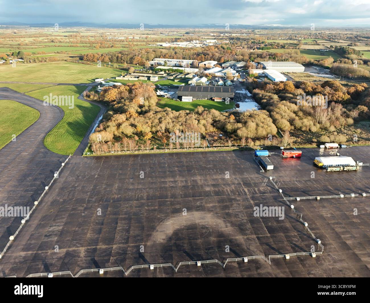 Yorkshire Air Museum & Allied Air Forces Memorial Aviation Museum. Ehemalige RAF Elvington-Landebahn und Rollbahn Stockfoto