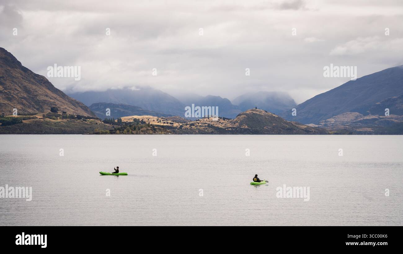 Kajakfahrer Kajakfahren auf einem alpinen See an einem bewölkten Tag, Neuseeland Stockfoto