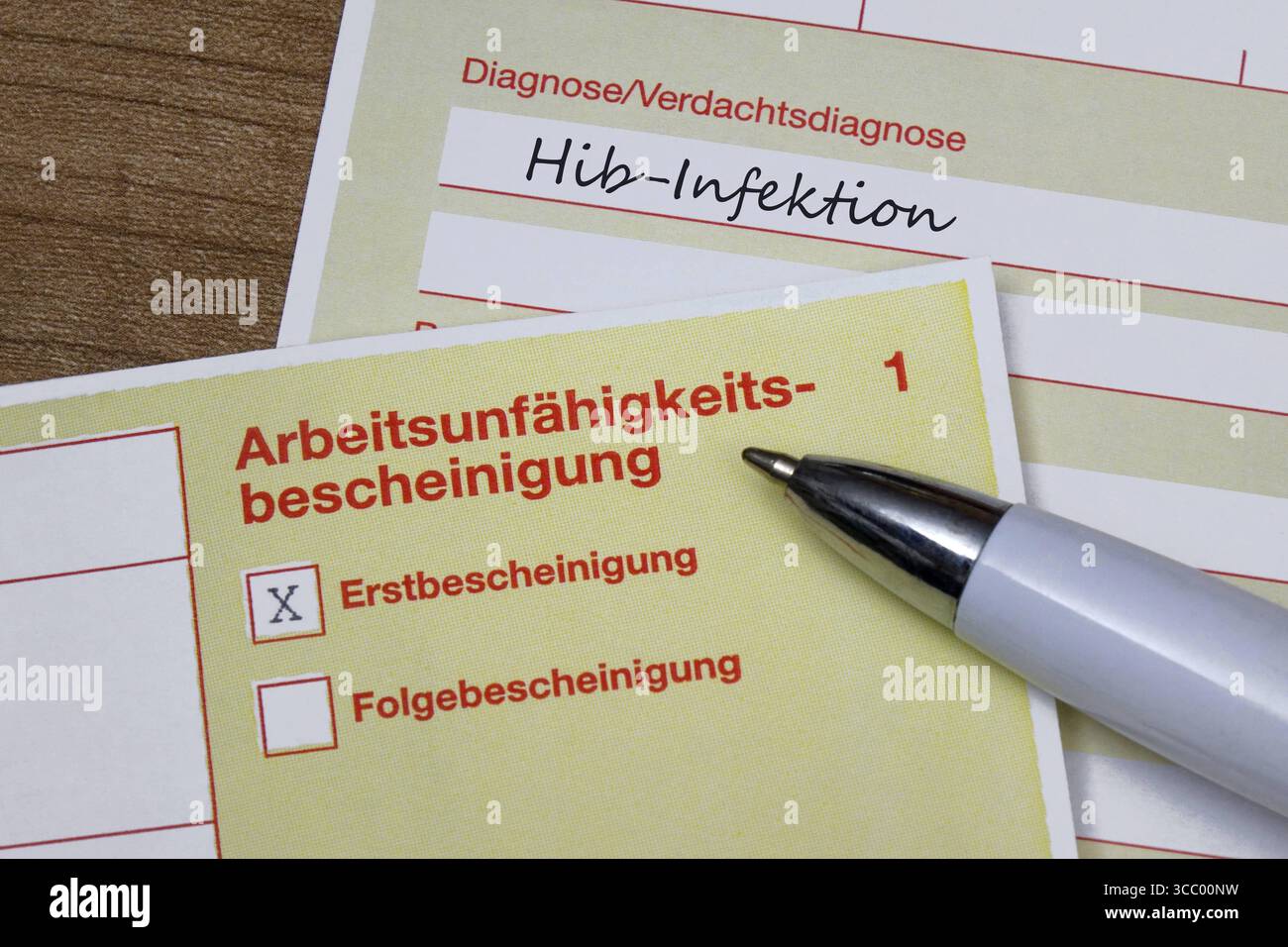 Arbeitsunfähigkeitsbescheinigung und Diagnose Hib-Infektion Fotomontage: Arbeitsunfähigkeitsbescheinigung und Diagnose Hib-Infektion, 09.08.2025 Borkwalde, Brandenburg, auf einer Arbeitsunfähigkeitsbescheinigung befindet sich die Diagnose Hib-Infektion. *** Arbeitsunfähigkeitsbescheinigung und Diagnose der Hib-Infektion Photomontage Arbeitsunfähigkeitsbescheinigung und Diagnose der Hib-Infektion, 09 08 2025 Borkwalde, Brandenburg, Eine Arbeitsunfähigkeitsbescheinigung zeigt die Diagnose der Hib-Infektion Stockfoto