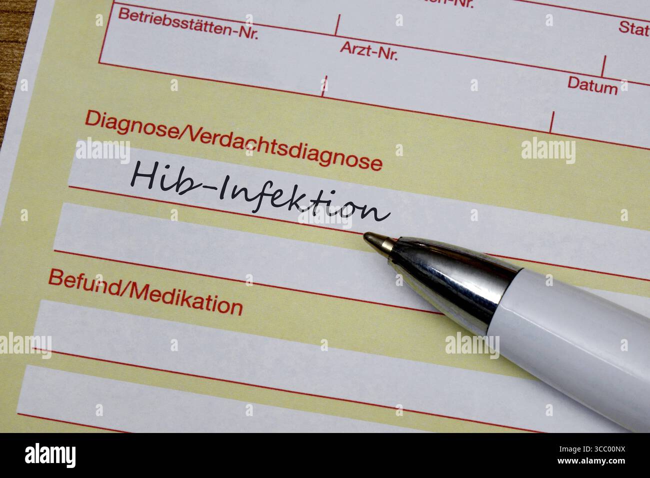 Arbeitsunfähigkeitsbescheinigung und Diagnose Hib-Infektion Fotomontage: Arbeitsunfähigkeitsbescheinigung und Diagnose Hib-Infektion, 09.08.2025 Borkwalde, Brandenburg, auf einer Arbeitsunfähigkeitsbescheinigung befindet sich die Diagnose Hib-Infektion. *** Arbeitsunfähigkeitsbescheinigung und Diagnose der Hib-Infektion Photomontage Arbeitsunfähigkeitsbescheinigung und Diagnose der Hib-Infektion, 09 08 2025 Borkwalde, Brandenburg, Eine Arbeitsunfähigkeitsbescheinigung zeigt die Diagnose der Hib-Infektion Stockfoto