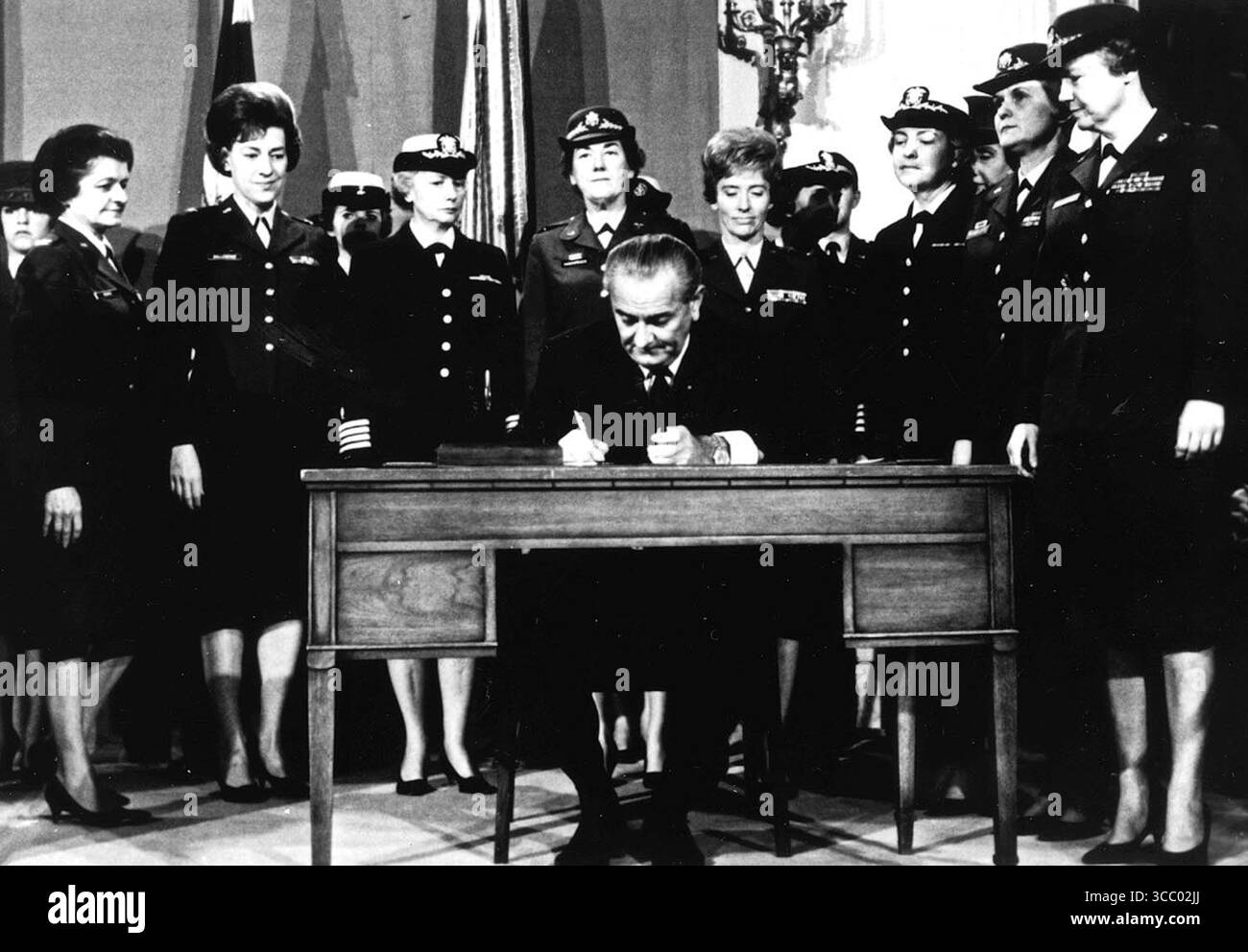Präsident Lyndon B. Johnson unterzeichnet das Public Law 90-130 1967 Stockfoto