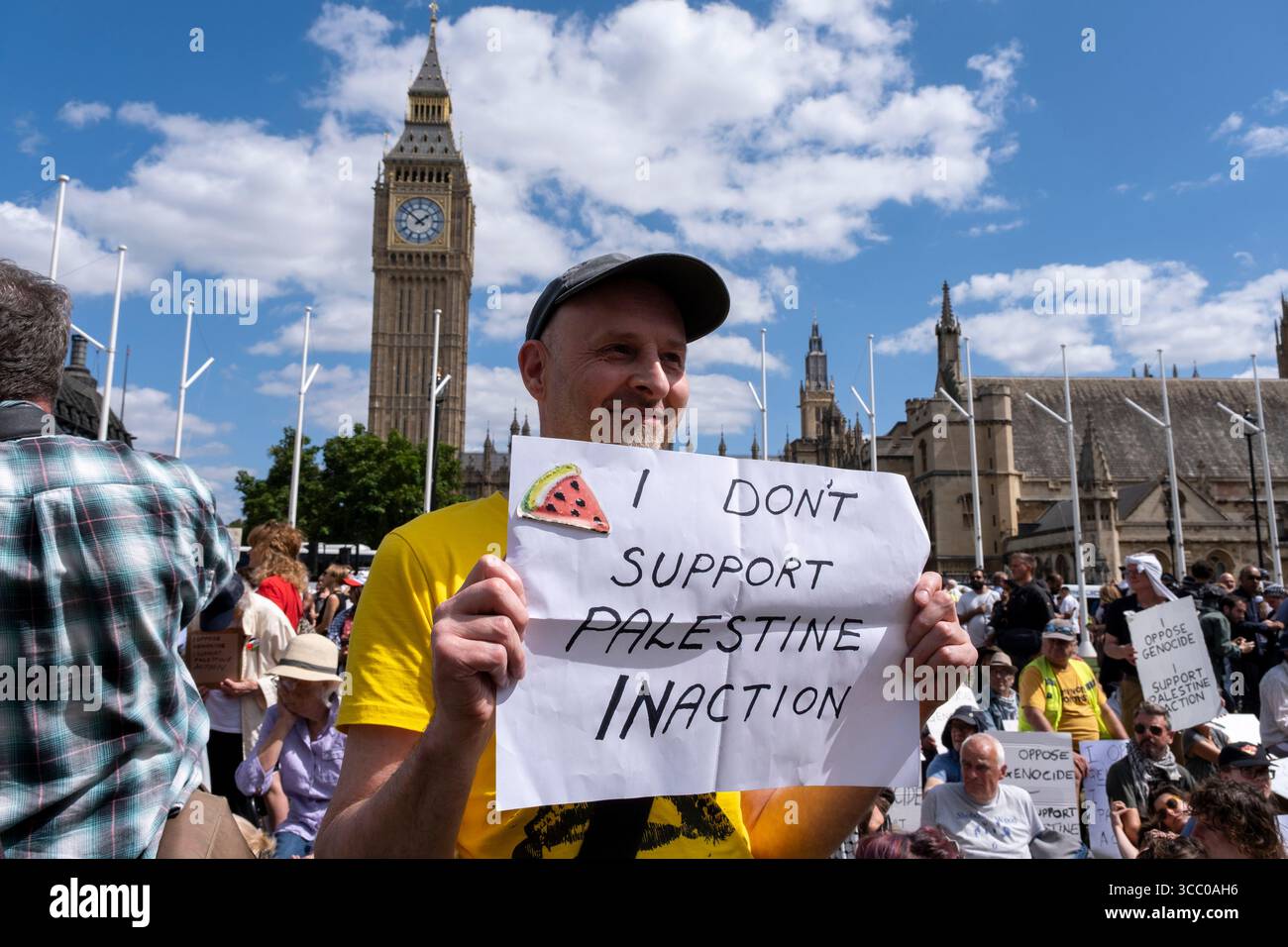 Hunderte friedlicher Demonstranten, die sich gegen den Völkermord aussprechen und die verbotene direkte Aktionsgruppe Palestine Action unterstützen, kamen am 9. August 2025 in London, Großbritannien, auf den Parlamentsplatz. Viele Demonstranten sprachen sich auch für die Menschen aus, die wegen der Unterstützung der Palästinensischen Aktion verhaftet werden mussten, die die britische Regierung kürzlich als terroristische Organisation verboten hatte. Die Metropolitan Police wurde von walisischen Offizieren begleitet, um Massenverhaftungen durchzuführen. Stockfoto