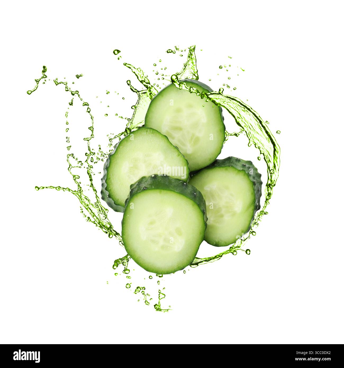 Gurkenscheiben und Spritzer vor weißem Hintergrund Stockfoto