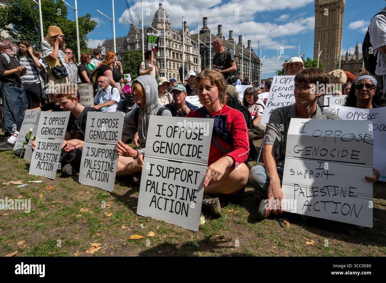 Jugendliche mit Plakaten "Ich bin gegen Völkermord, ich unterstütze die Palästinensische Aktion" in einem Massenprotest vor dem Parlament, bevor sie verhaftet werden. Stockfoto