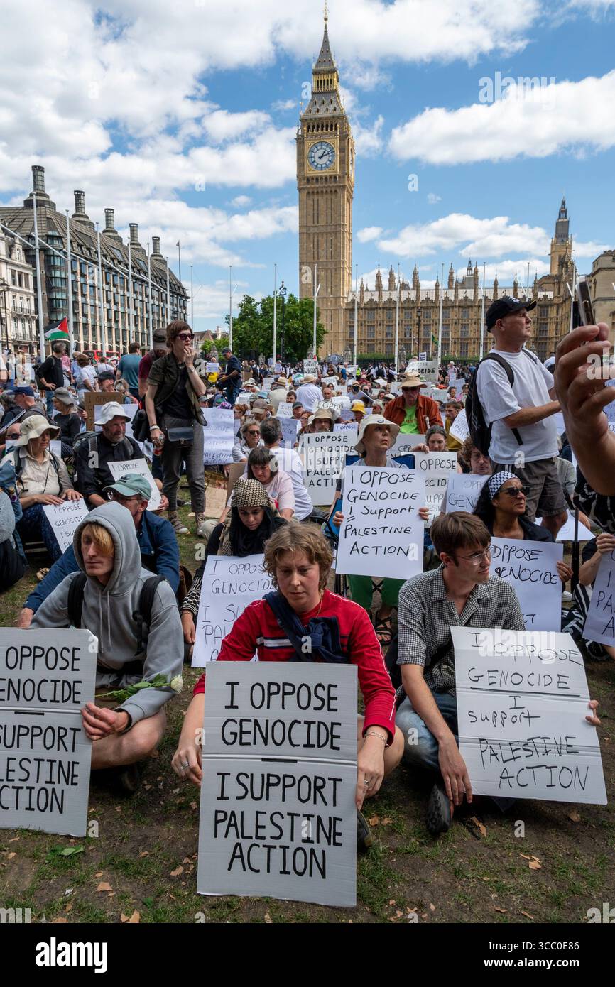Jugendliche mit Plakaten "Ich bin gegen Völkermord, ich unterstütze die Palästinensische Aktion" in einem Massenprotest vor dem Parlament, bevor sie verhaftet werden. Stockfoto