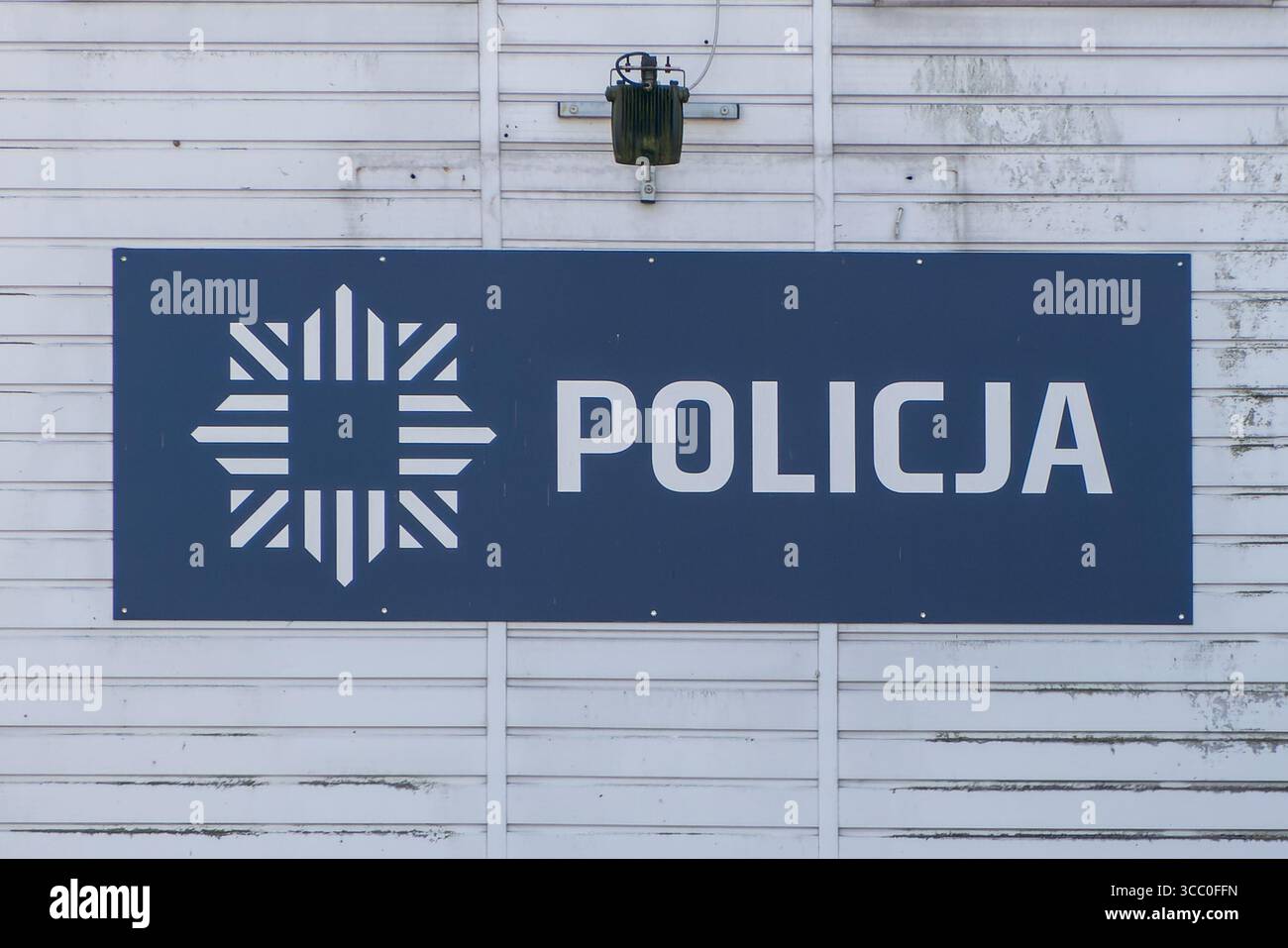 Krakau, Polen, 4. August 2025. Polizeischild auf der Polizeiwache entlang der Weichsel Stockfoto Krakau, Polen, 4. August 2025. Polizeischild auf der Polizeiwache entlang der Weichsel Stockfoto
