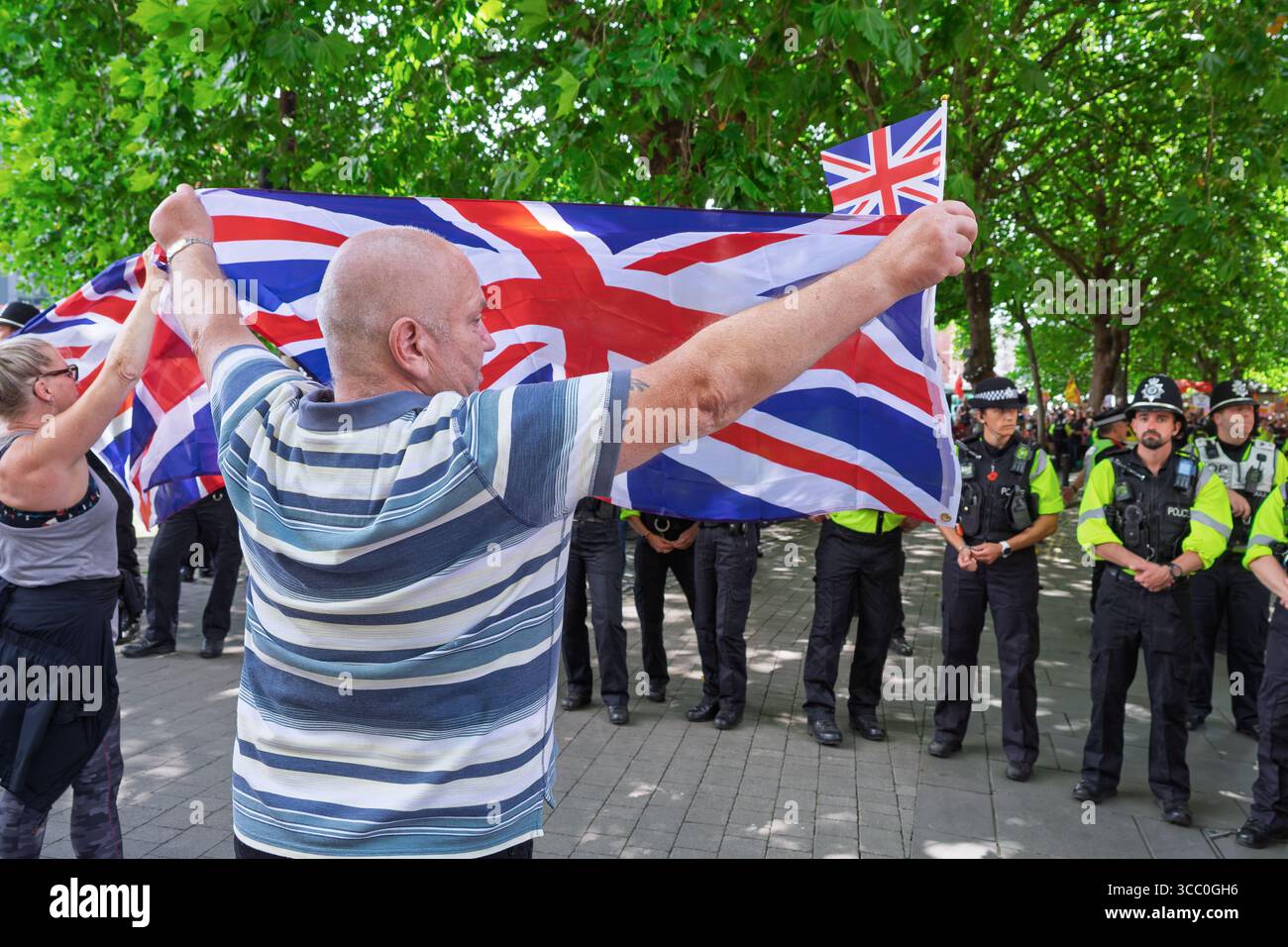Bristol, Großbritannien. August 2025. Rechtsextreme Demonstranten werden vor dem Mercure Brigstow Hotel im Zentrum von Bristol mit Anti-Rassismus-Aktivisten konfrontiert. Die rechtsextremen Demonstranten nahmen am „Great British National Protest“ Teil, dieser Bristol-Protest war einer von vielen im ganzen Land, die außerhalb von Hotels festgehalten wurden, in denen Asylsuchende untergebracht sind. Die Polizei in Bristol hat zusätzliche Befugnisse erhalten, um Menschen aufzuhalten und zu zerstreuen, um zu verhindern, dass Probleme zwischen der rechtsextremen Gruppe und den antirassistischen Demonstranten entstehen. Quelle: Lynchpics/Alamy Live News Stockfoto