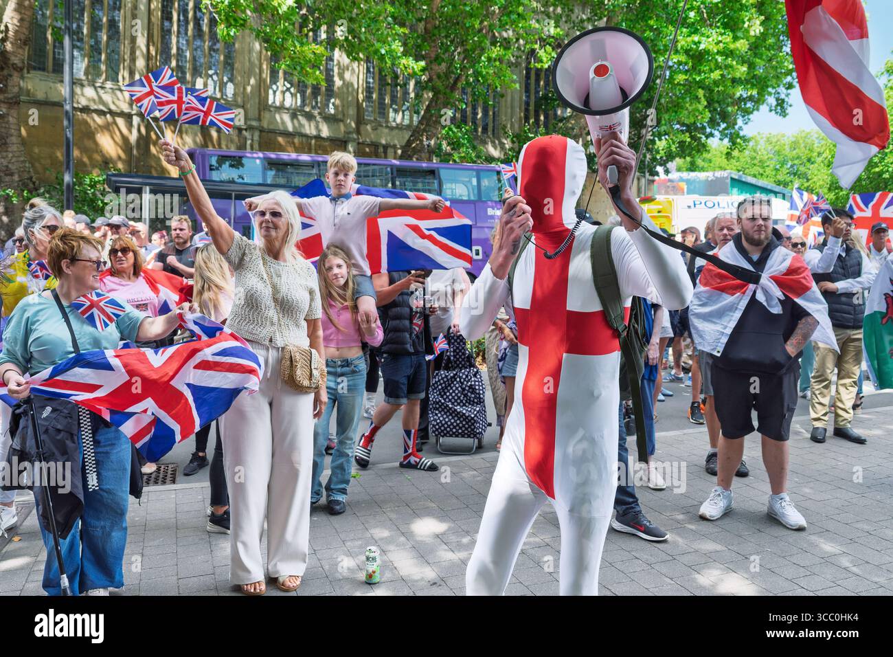 Bristol, Großbritannien. August 2025. Rechtsextreme Demonstranten werden vor dem Mercure Brigstow Hotel im Zentrum von Bristol mit Anti-Rassismus-Aktivisten konfrontiert. Die rechtsextremen Demonstranten nahmen am „Great British National Protest“ Teil, dieser Bristol-Protest war einer von vielen im ganzen Land, die außerhalb von Hotels festgehalten wurden, in denen Asylsuchende untergebracht sind. Die Polizei in Bristol hat zusätzliche Befugnisse erhalten, um Menschen aufzuhalten und zu zerstreuen, um zu verhindern, dass Probleme zwischen der rechtsextremen Gruppe und den antirassistischen Demonstranten entstehen. Quelle: Lynchpics/Alamy Live News Stockfoto
