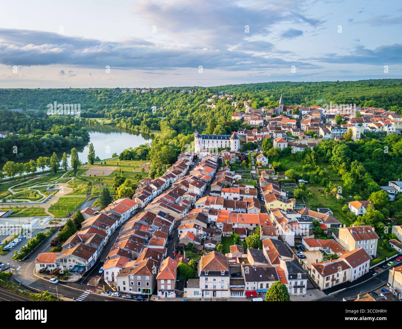 Abendflug über LIverdun, Grand Est, Meurthe-et-Moselle, Frankreich Stockfoto