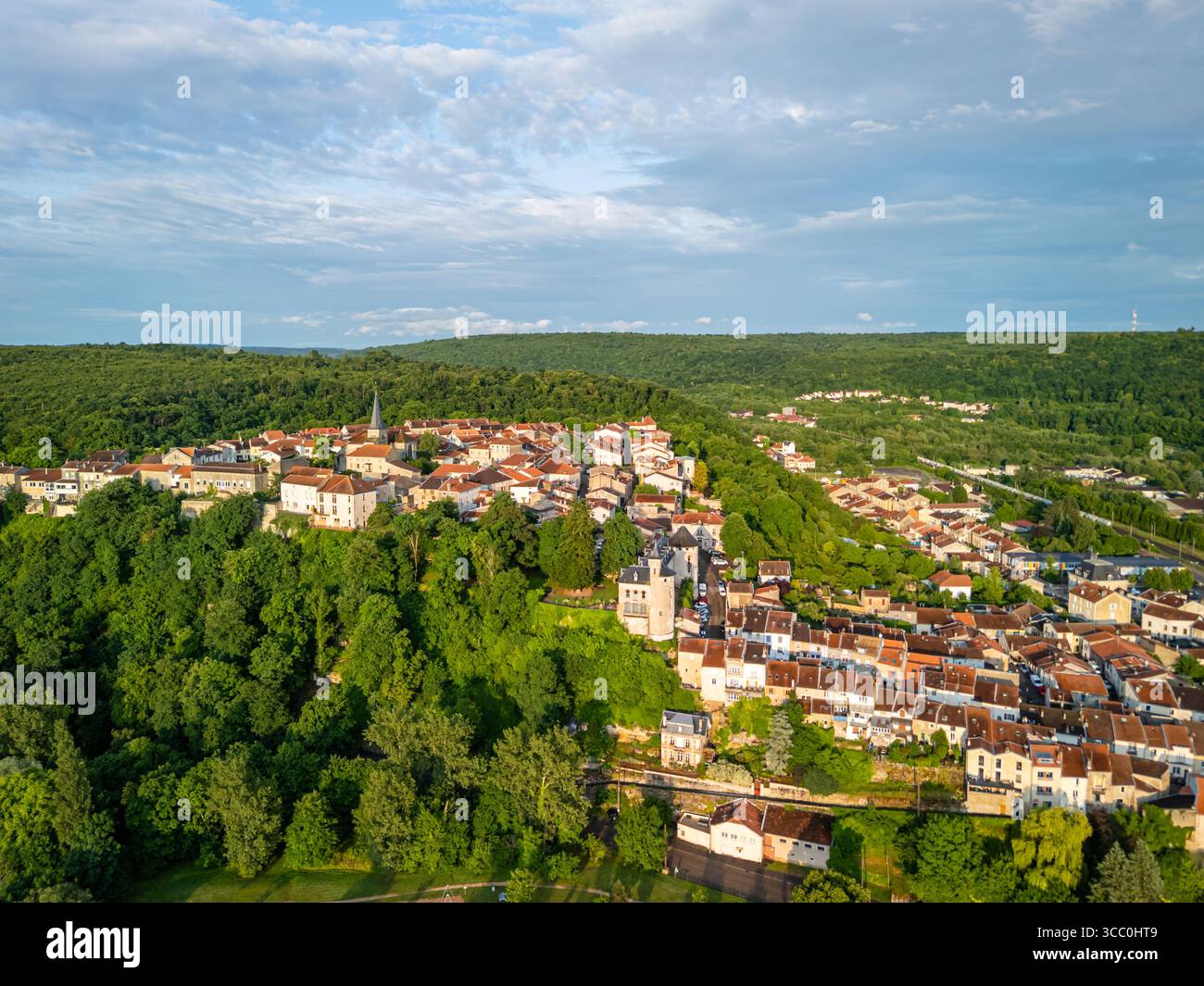 Abendflug über LIverdun, Grand Est, Meurthe-et-Moselle, Frankreich Stockfoto