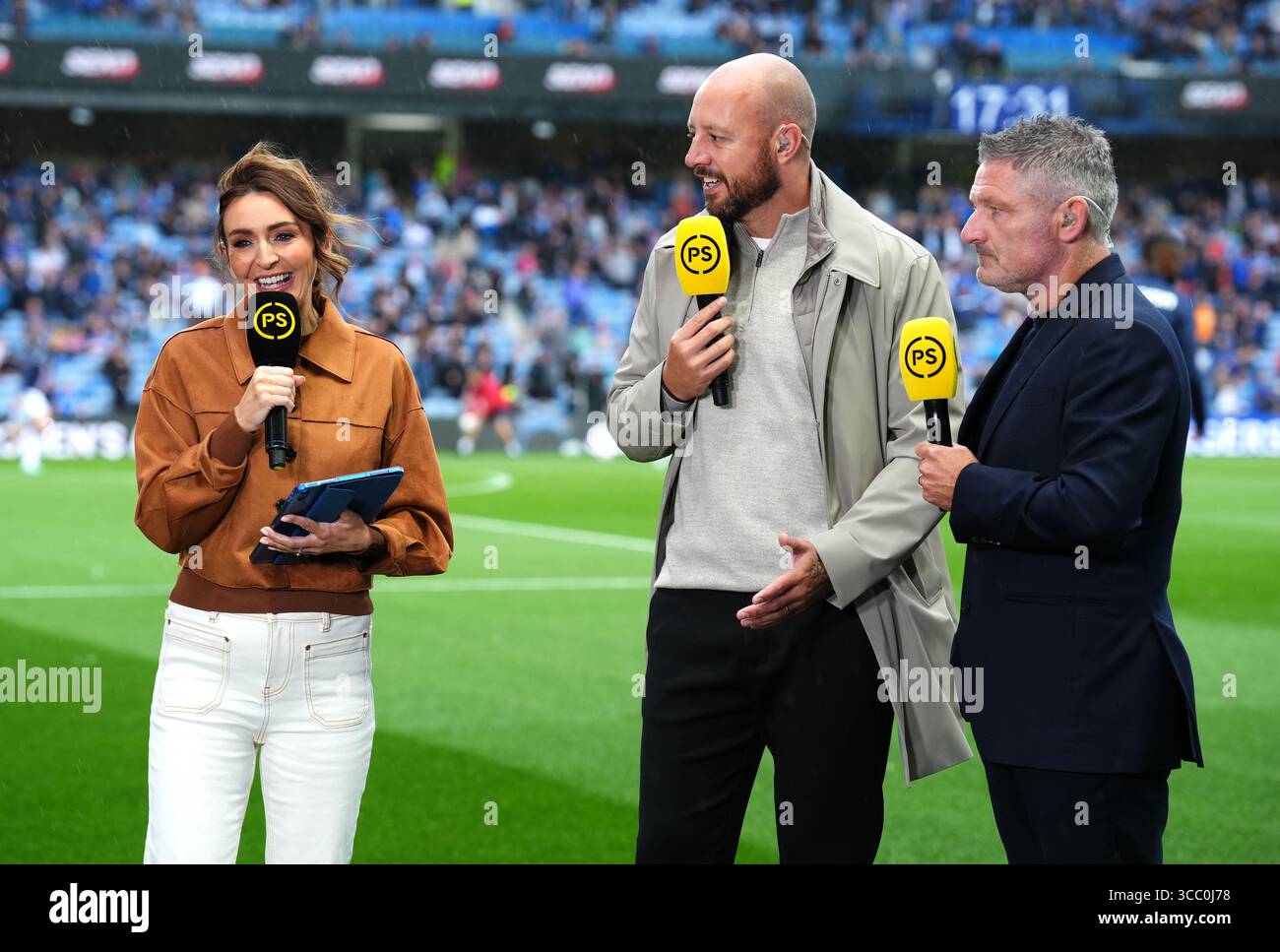 Die Premier Sports Moderatoren Connie McLaughlin, Alan Hutton und Tony Docherty vor dem William Hill Premiership Spiel im Ibrox Stadium, Glasgow. Bilddatum: Samstag, 9. August 2025. Stockfoto