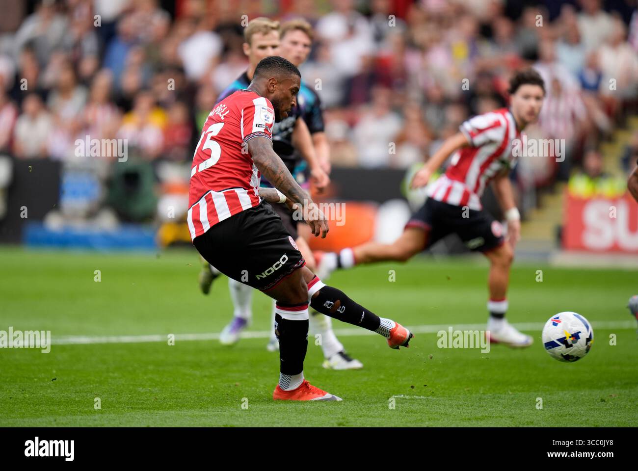 Tyrese Campbell von Sheffield United erzielt das erste Tor des Spiels während des Sky Bet Championship Matches in der Bramall Lane, Sheffield. Bilddatum: Samstag, 9. August 2025. Stockfoto