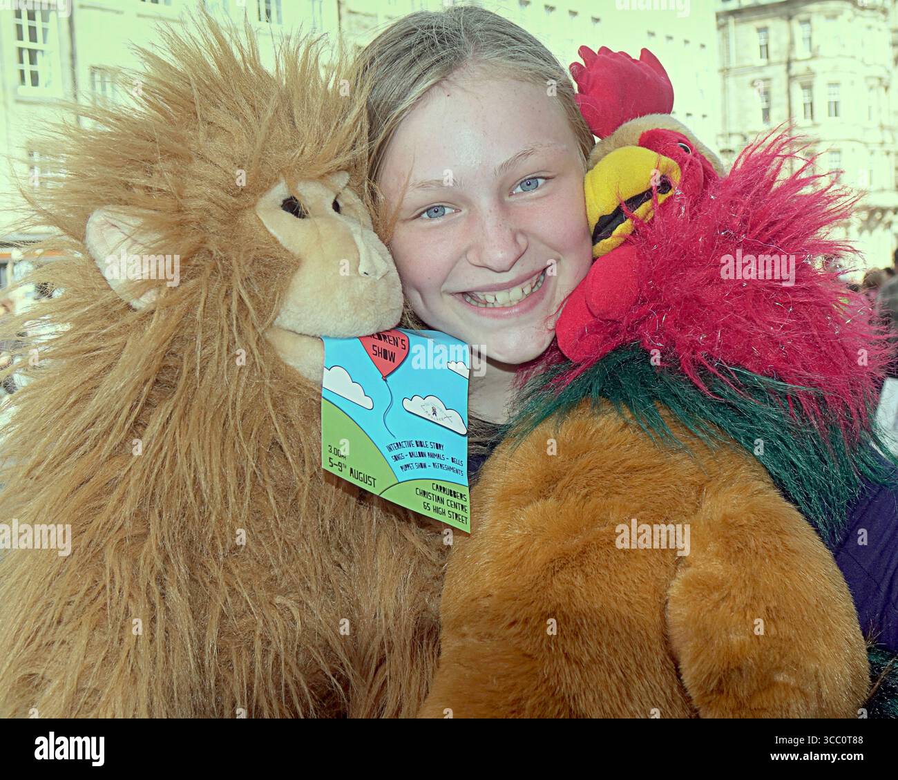 Edinburgh, Schottland, Großbritannien. August 2025. Wetter in Großbritannien: Windiges Rahmenfest in edinburgh, bei dem Einheimische und Touristen die Straßen im Stadtzentrum erkunden. Kinderpuppen-Show interaktive Bibelshow im Carrubbers christian Centre ohne Schnüre. Credit Gerard Ferry/Alamy Live News Stockfoto