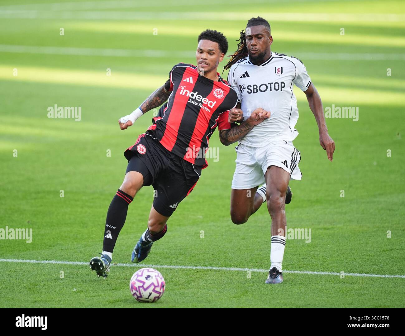 Fulham's Alex Iwobi (rechts) und Eintracht Frankfurt's Nnamdi Collins kämpfen um den Ball während eines Freundschaftsspiels vor der Saison im Craven Cottage, London. Bilddatum: Samstag, 9. August 2025. Stockfoto