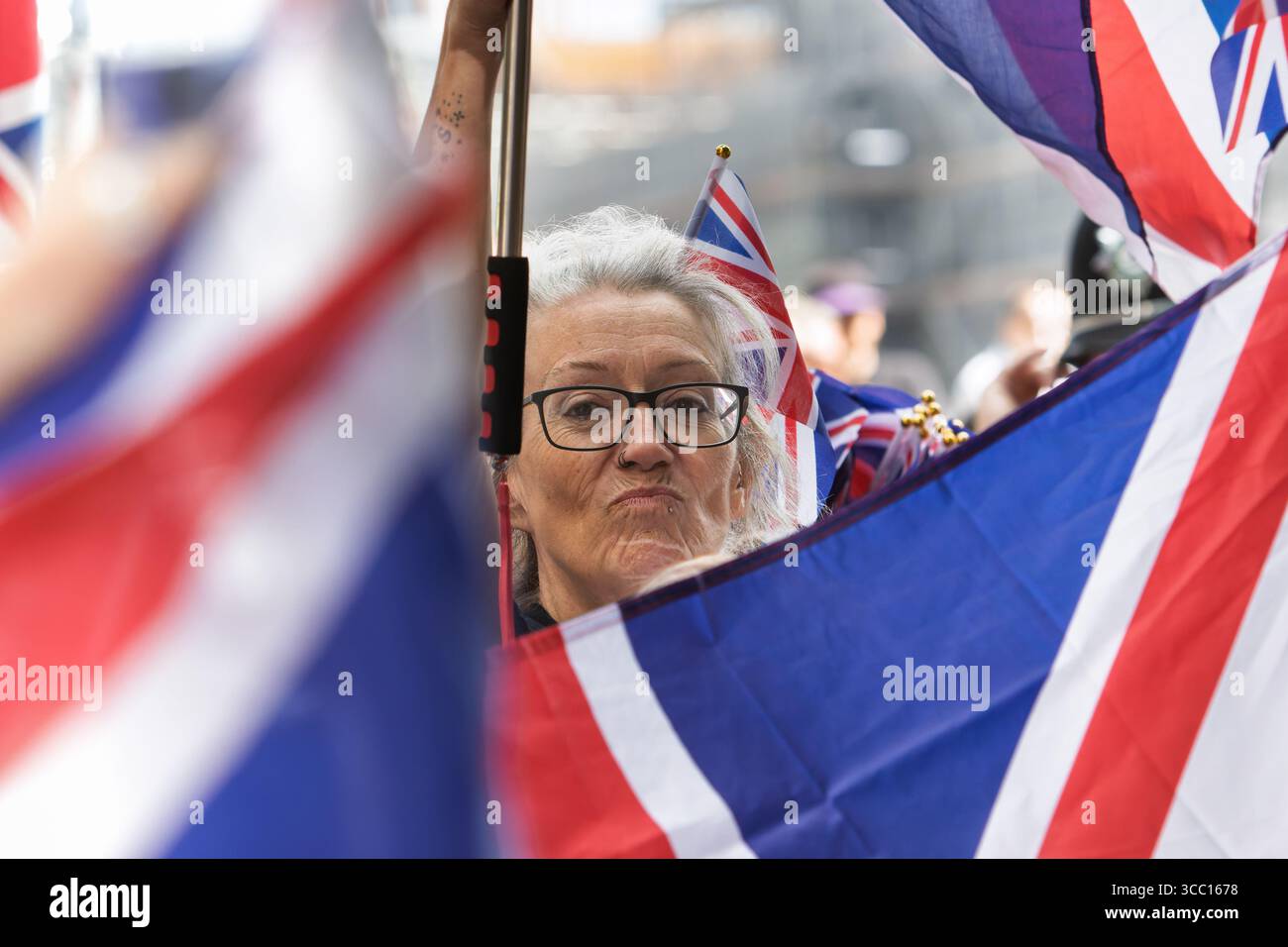 Bristol, Großbritannien. August 2025. Rechtsextreme Demonstranten werden vor dem Mercure Brigstow Hotel im Zentrum von Bristol mit Anti-Rassismus-Aktivisten konfrontiert. Die rechtsextremen Demonstranten nahmen am „Great British National Protest“ Teil, dieser Bristol-Protest war einer von vielen im ganzen Land, die außerhalb von Hotels festgehalten wurden, in denen Asylsuchende untergebracht sind. Die Polizei in Bristol hat zusätzliche Befugnisse erhalten, um Menschen aufzuhalten und zu zerstreuen, um zu verhindern, dass Probleme zwischen der rechtsextremen Gruppe und den antirassistischen Demonstranten entstehen. Quelle: Lynchpics/Alamy Live News Stockfoto