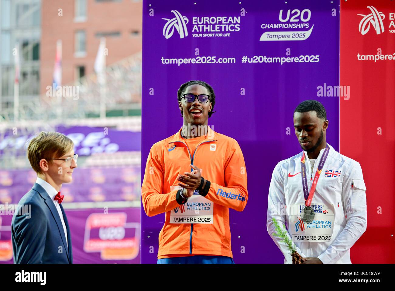 Tampere, Finnland. August 2025. TAMPERE, FINNLAND – 9. AUGUST: Jozuah Revierre aus den Niederlanden, Teddy Wilson aus Großbritannien, nachdem er 100 am 9. August 2025 in Tampere, Finnland am 3. Tag der Leichtathletik-U20-Europameisterschaft 2025 im Tampere-Stadion teilgenommen hatte. (Foto: Erik van Leeuwen/BSR Agency) Credit: BSR Agency/Alamy Live News Stockfoto