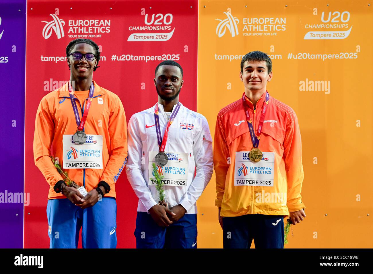 Tampere, Finnland. August 2025. TAMPERE, FINNLAND – 9. AUGUST: Jozuah Revierre aus den Niederlanden, Teddy Wilson aus Großbritannien, anders Garaiar aus Spanien während der Podestzeremonie, nachdem er am 3. Tag der Leichtathletik-U20-Europameisterschaft 2025 im Tampere Stadium am 9. August 2025 in Tampere, Finnland, bei den 100-m-Männern teilgenommen hatte. (Foto: Erik van Leeuwen/BSR Agency) Credit: BSR Agency/Alamy Live News Stockfoto