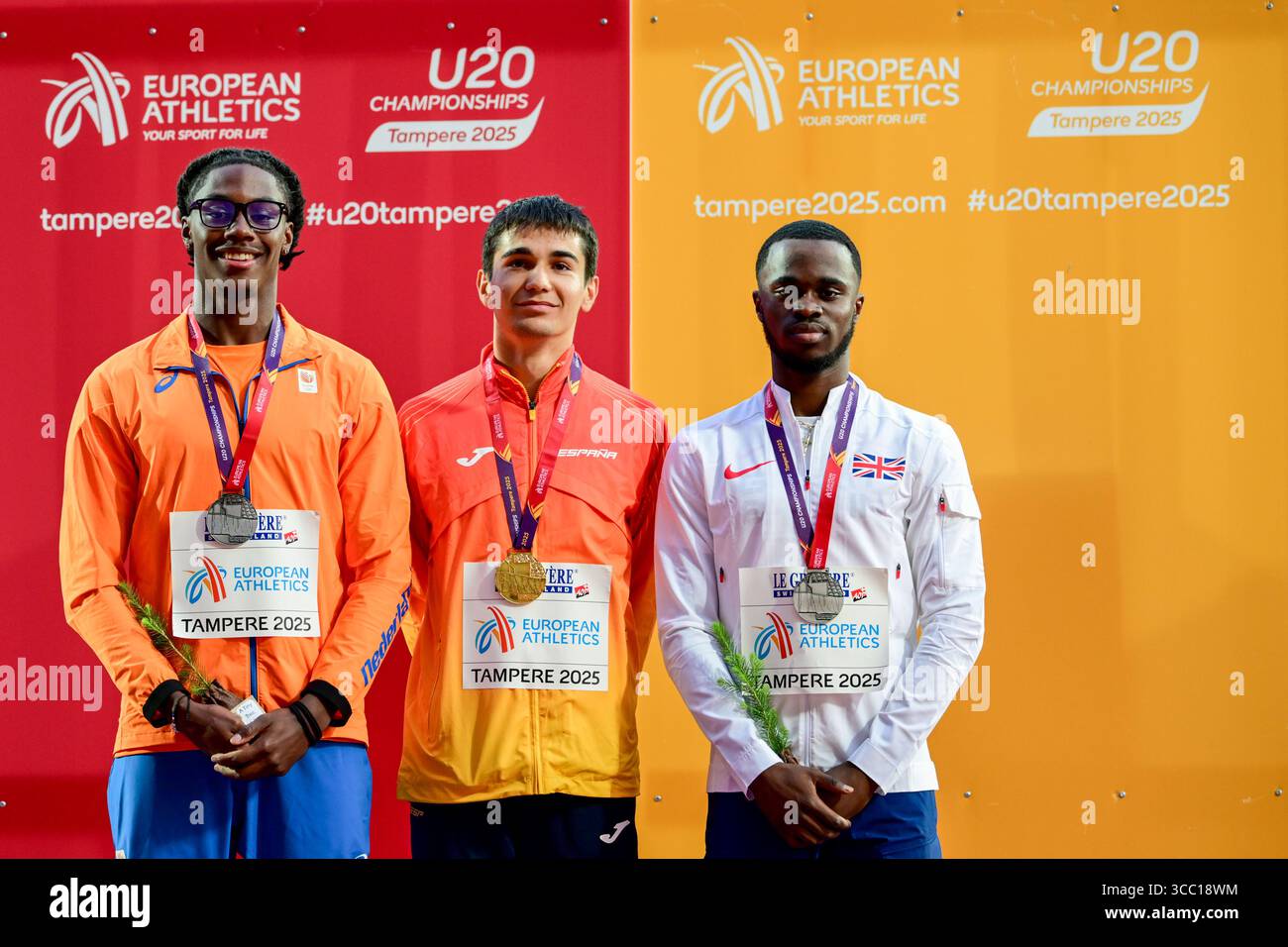 Tampere, Finnland. August 2025. TAMPERE, FINNLAND – 9. AUGUST: Jozuah Revierre aus den Niederlanden, Teddy Wilson aus Großbritannien, anders Garaiar aus Spanien während der Podestzeremonie, nachdem er am 3. Tag der Leichtathletik-U20-Europameisterschaft 2025 im Tampere Stadium am 9. August 2025 in Tampere, Finnland, bei den 100-m-Männern teilgenommen hatte. (Foto: Erik van Leeuwen/BSR Agency) Credit: BSR Agency/Alamy Live News Stockfoto