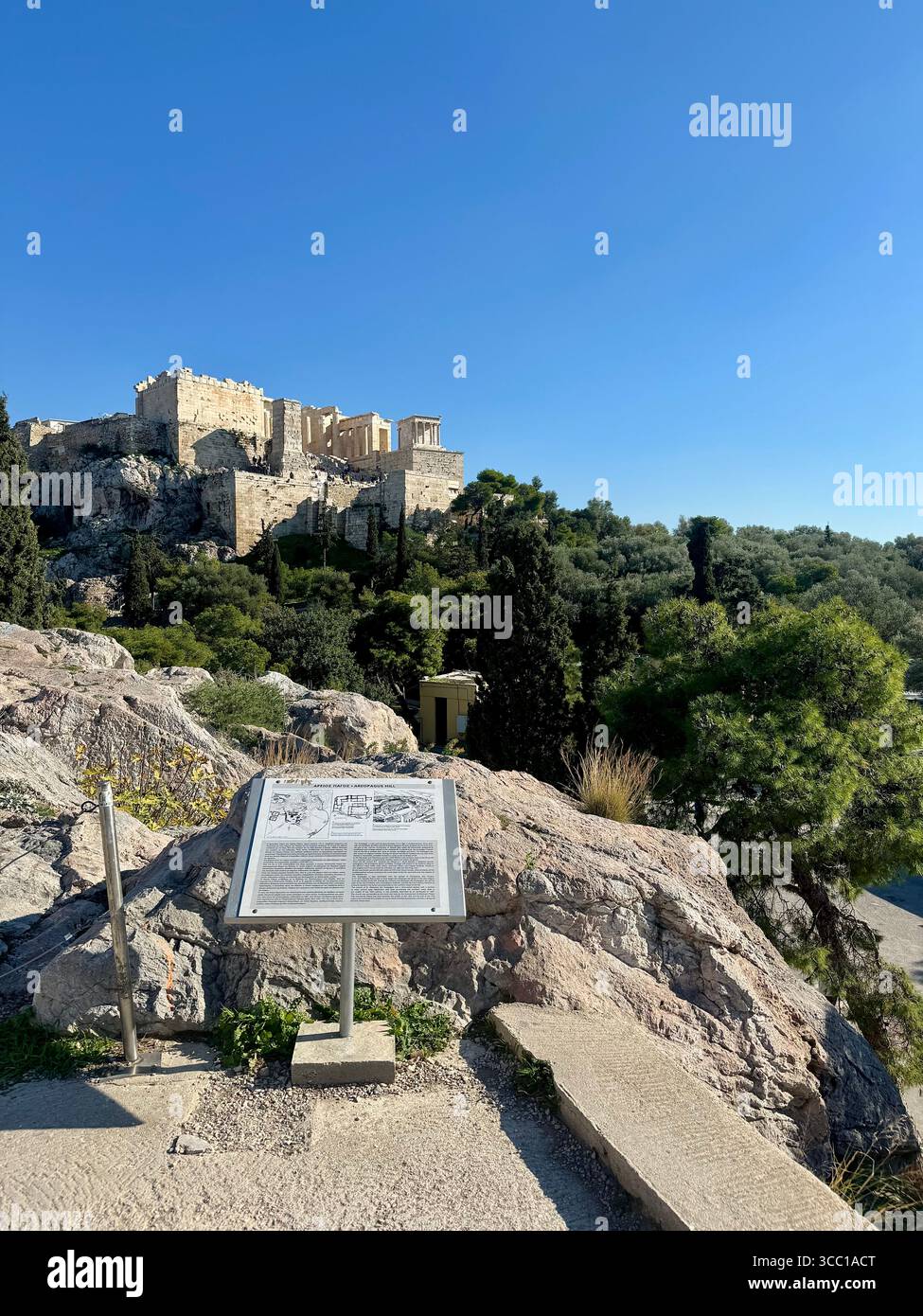 Blick auf die Akropolis von Athen mit einer Informationstafel im Vordergrund, Griechenland. Stockfoto