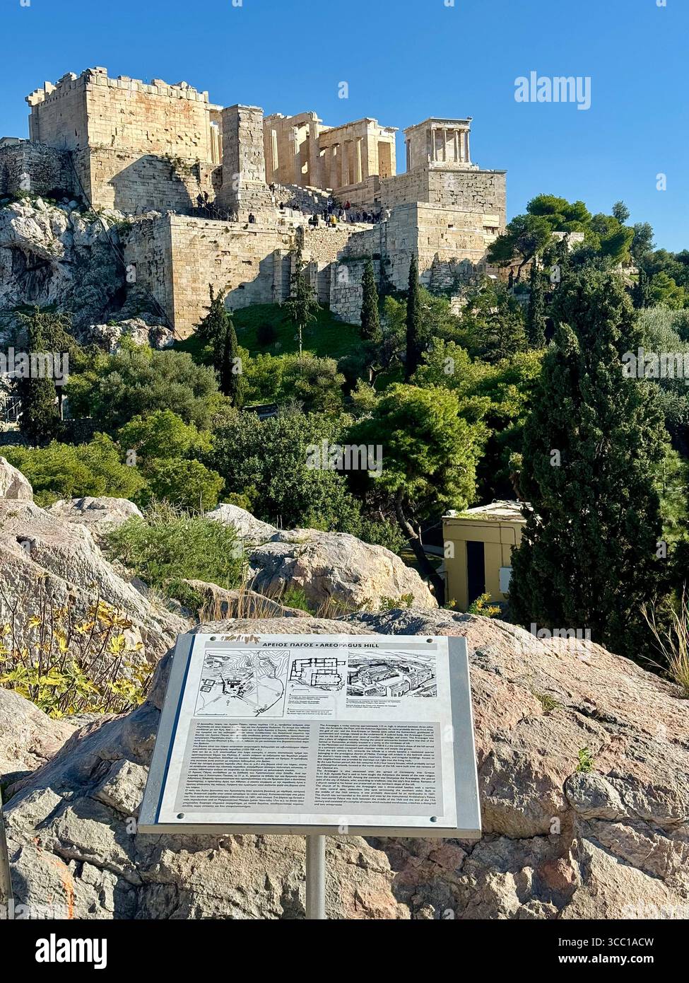 Blick auf die Akropolis von Athen mit einer Informationstafel im Vordergrund, Griechenland. Stockfoto