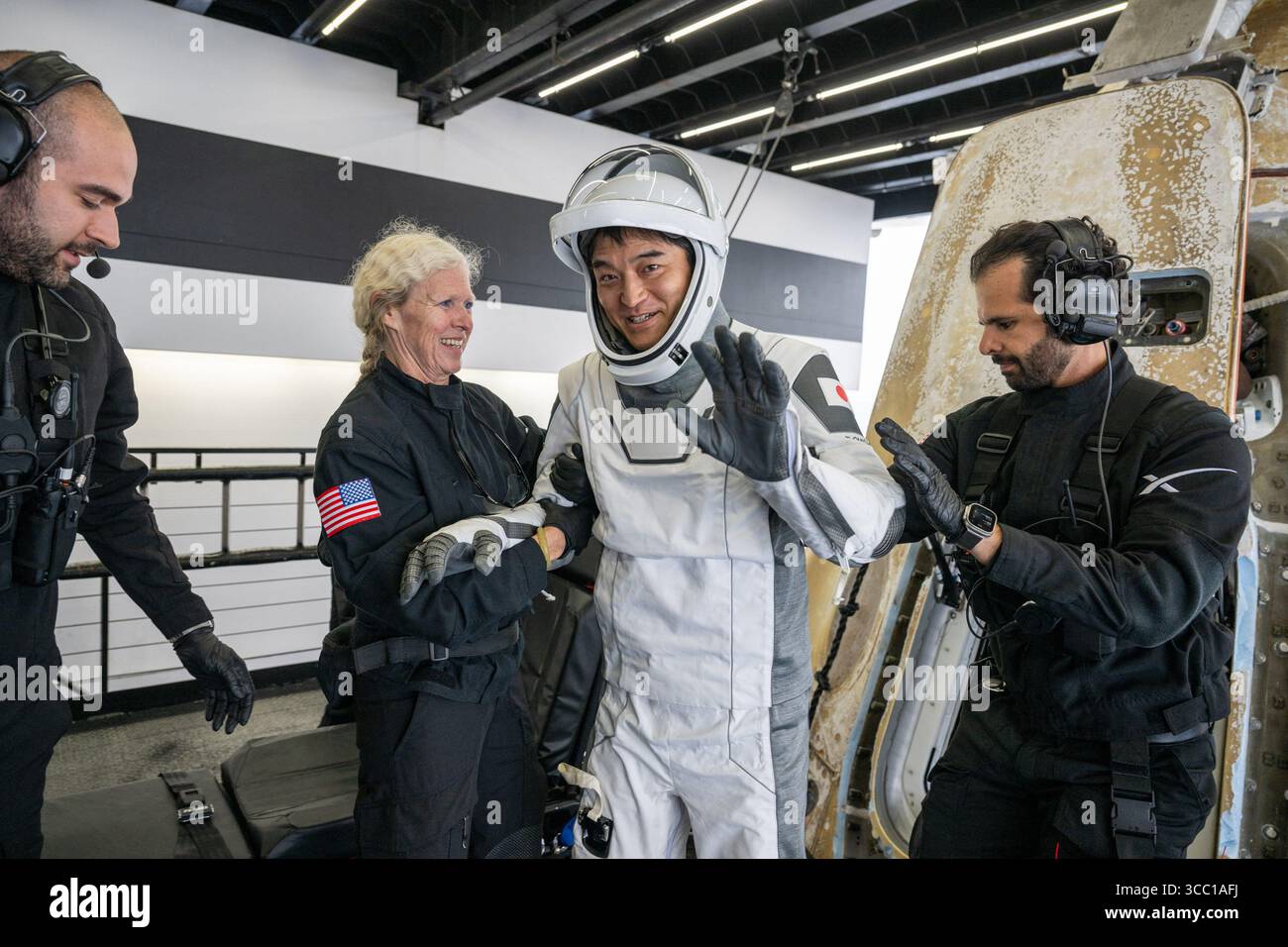 JAXA (Japan Aerospace Exploration Agency) Astronaut Takuya Onishi wird aus der SpaceX Dragon Endurance Raumsonde an Bord des SpaceX-Bergungsschiffs SHANNON geholfen, nachdem er, die NASA-Astronauten Nichole Ayers, Anne McClain und Roscosmos-Kosmonaut Kirill Peskov am Samstag, 9. August 2025 im Pazifik vor der Küste von San Diego, Kalifornien, gelandet sind. McClain, Ayers, Onishi und Peskov kehren nach sieben Monaten im Weltraum im Rahmen der Expedition 73 an Bord der Internationalen Raumstation zurück. Foto Foto von (NASA/Keegan Barber)Pflichtfoto von Keegan Barber/NASA via CNP/ABACAPRESS.COM Stockfoto