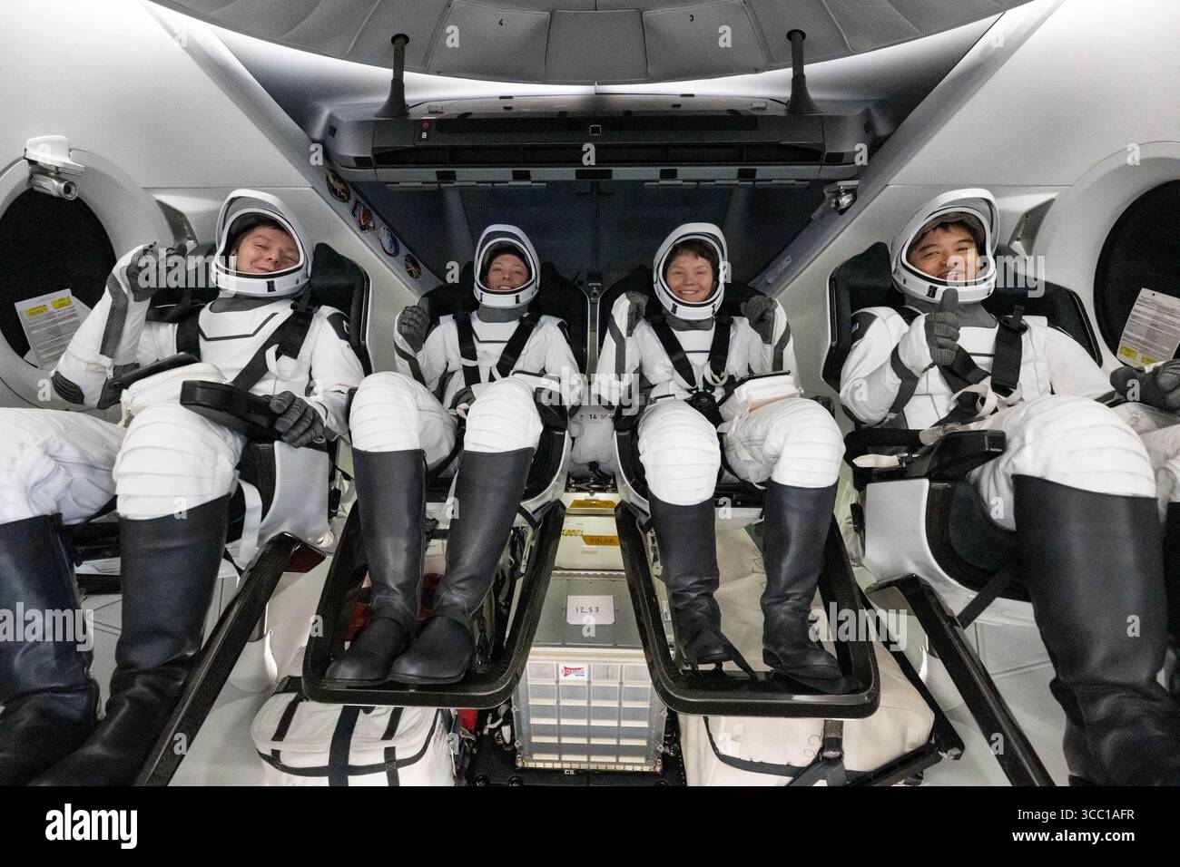 Roscosmos-Kosmonaut Kirill Peskov, links, NASA-Astronauten Nichole Ayers, Anne McClain und JAXA (Japan Aerospace Exploration Agency) Astronaut Takuya Onishi sind in der SpaceX Dragon Endurance-Raumsonde an Bord des SpaceX-Bergungsschiffs SHANNON zu sehen, kurz nachdem sie am Samstag, 9. August 2025 im Pazifischen Ozean vor der Küste von San Diego gelandet sind. McClain, Ayers, Onishi und Peskov kehren nach sieben Monaten im Weltraum im Rahmen der Expedition 73 an Bord der Internationalen Raumstation zurück. Obligatorisches Foto von Keegan Barber/NASA über CNP/ABACAPRESS.COM Stockfoto
