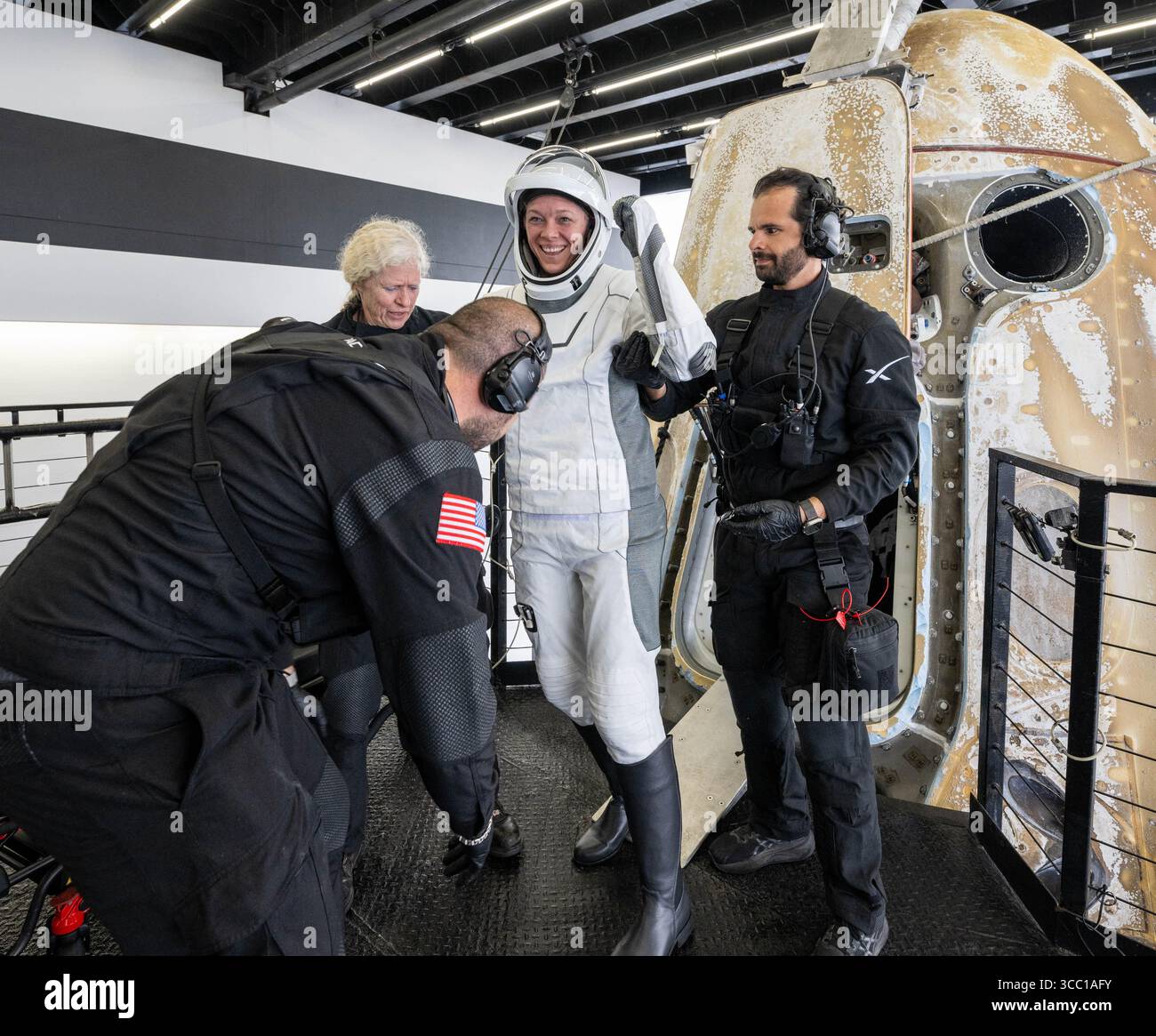 NASA-Astronaut Nichole Ayers half aus der SpaceX Dragon Endurance Raumsonde an Bord des SpaceX-Bergungsschiffs SHANNON, nachdem sie, NASA-Astronaut Anne McClain, JAXA (Japan Aerospace Exploration Agency) Astronaut Takuya Onishi und Roscosmos-Kosmonaut Kirill Peskov am Samstag, 9. August 2025 im Pazifik vor der Küste von San Diego, Kalifornien, gelandet waren. McClain, Ayers, Onishi und Peskov kehren nach sieben Monaten im Weltraum im Rahmen der Expedition 73 an Bord der Internationalen Raumstation zurück. Foto Foto von (NASA/Keegan Barber)Pflichtfoto von Keegan Barber/NASA via CNP/ABACAPRESS.COM Stockfoto