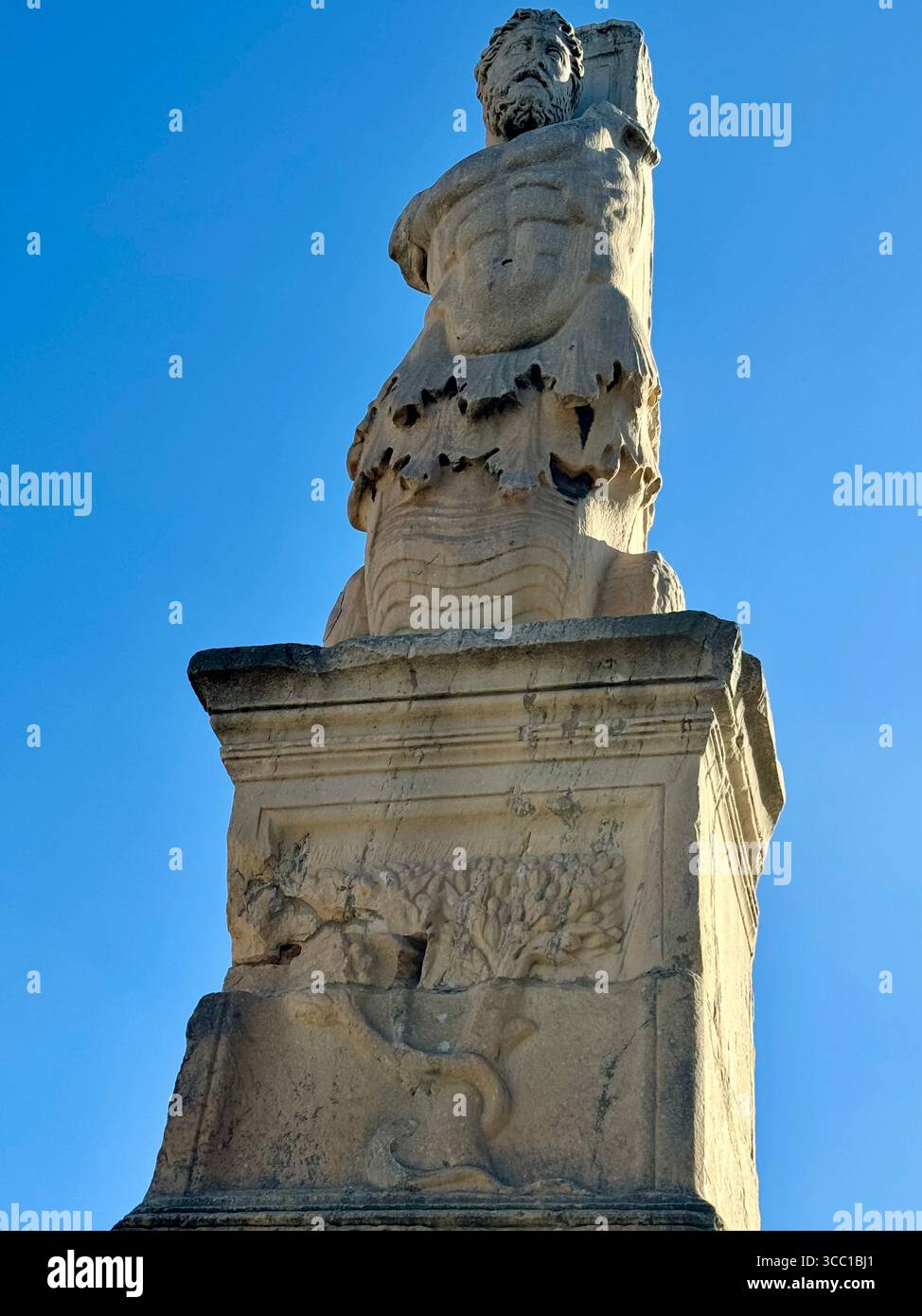 Blick auf die antike Agora in Athen mit ihren historischen Ruinen und dem Tempel des Hephaistos, mit Besuchern, die den Ort erkunden. - Smartphone-aufgenommenes Stockfoto