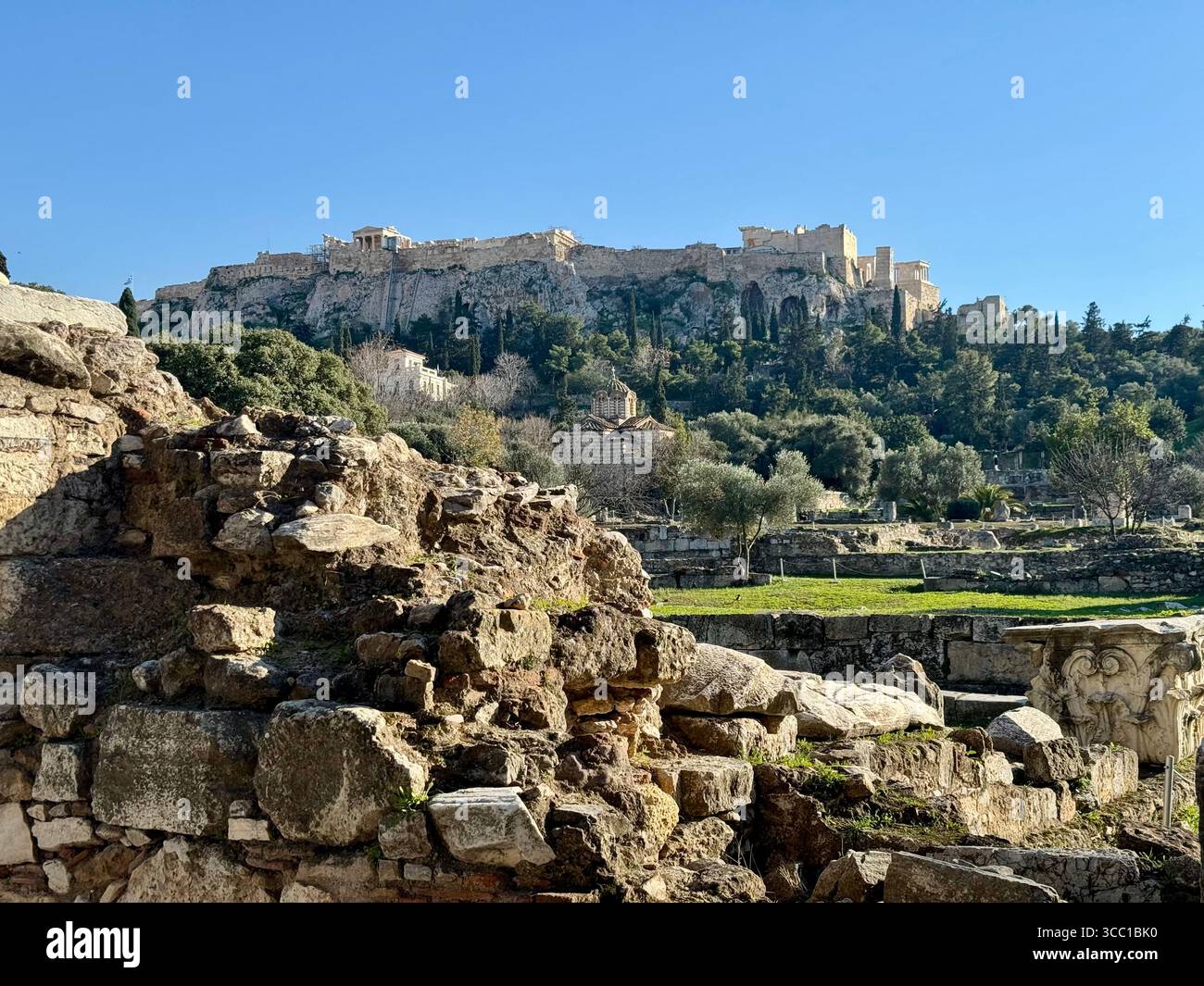 Blick auf die Akropolis von der antiken Agora von Athen, mit Blick auf die historischen Ruinen und den Tempel des Hephaistos. - Smartphone-aufgenommenes Stockfoto
