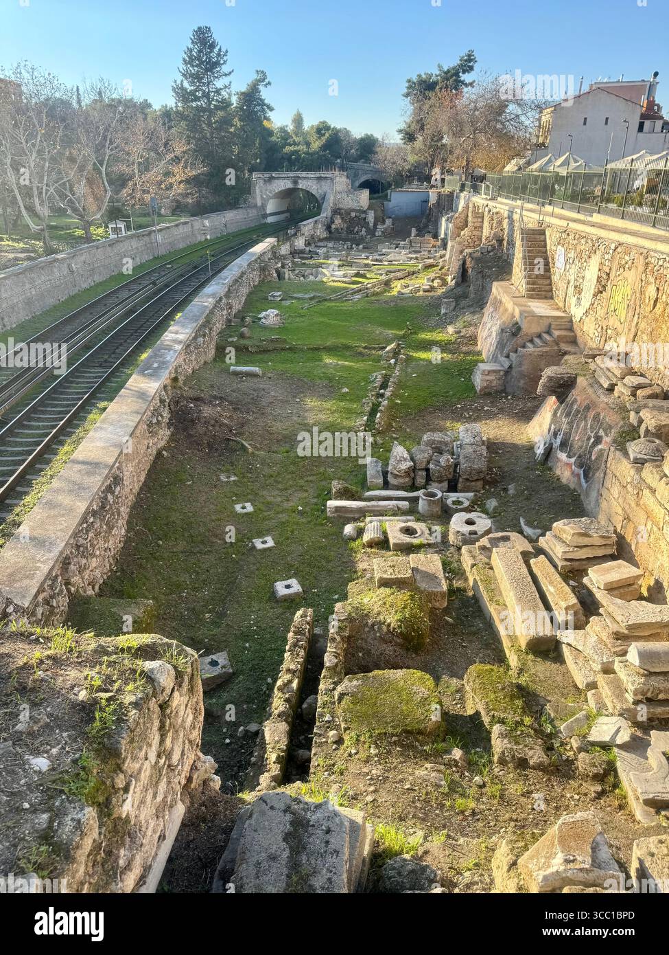 Ruinen des Royal Stoa neben U-Bahn-Gleisen in Athen, Griechenland. Stockfoto