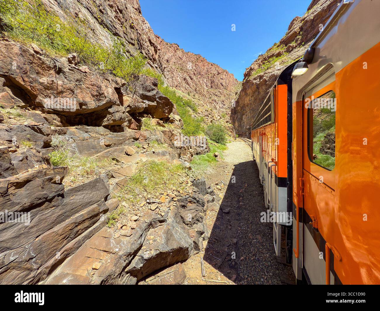 Canon City, Colorado, USA – 22. Mai 2025: Zug auf der Royal Gorge Route Railroad, vorbei an felsigen Bergen Stockfoto